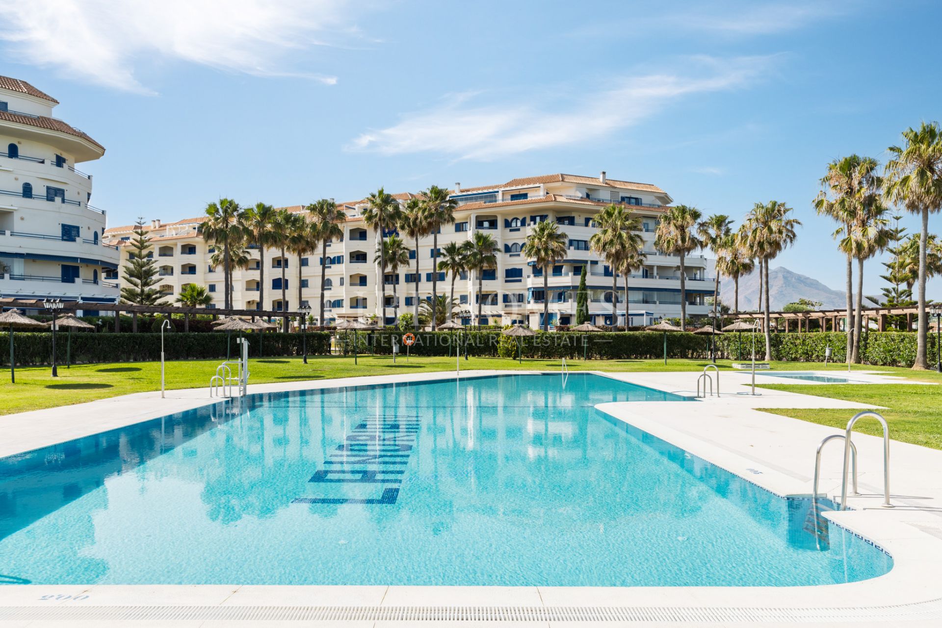 Beachfront apartment, facing the sea, in La Noria IV, Sabinillas