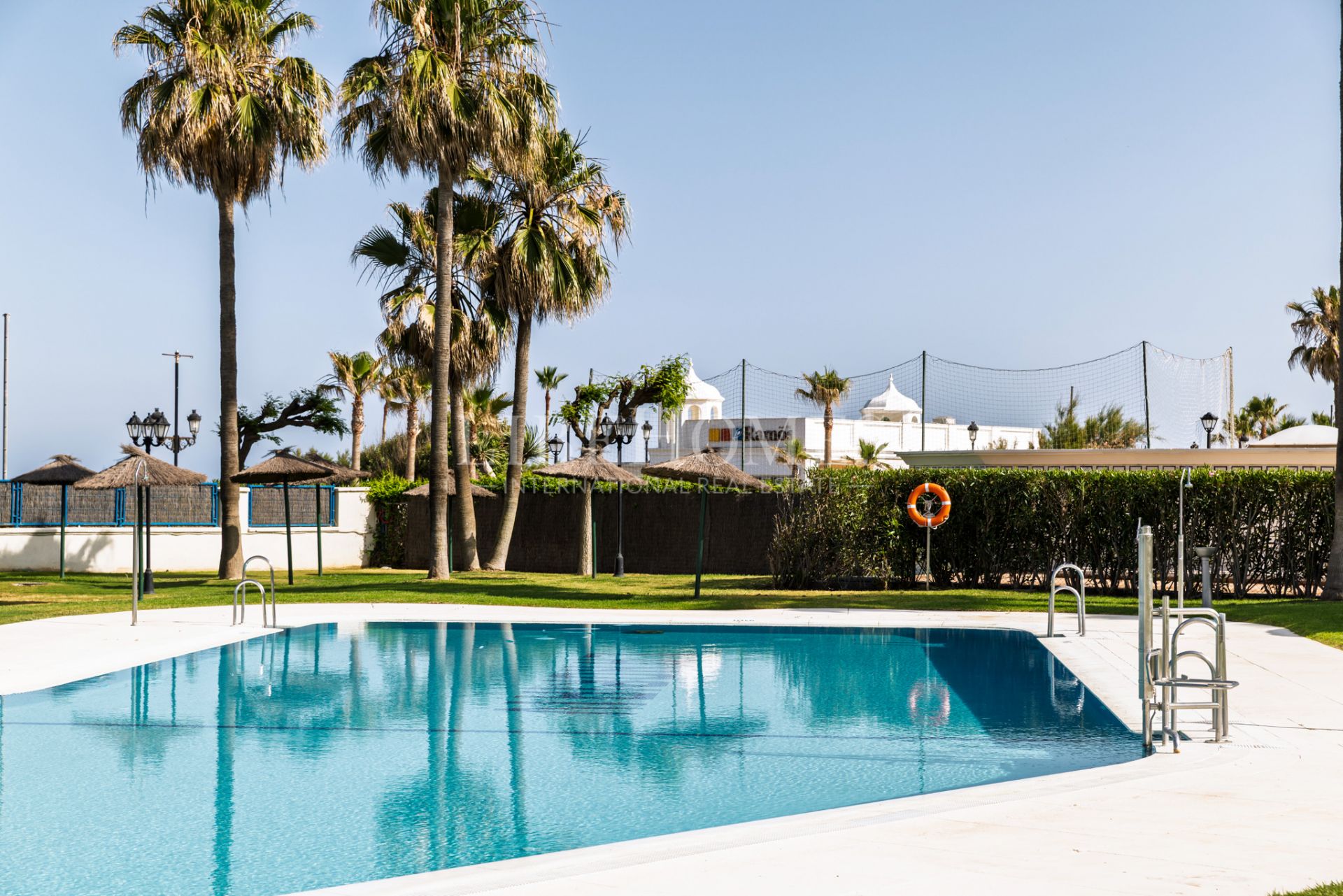 Beachfront apartment, facing the sea, in La Noria IV, Sabinillas