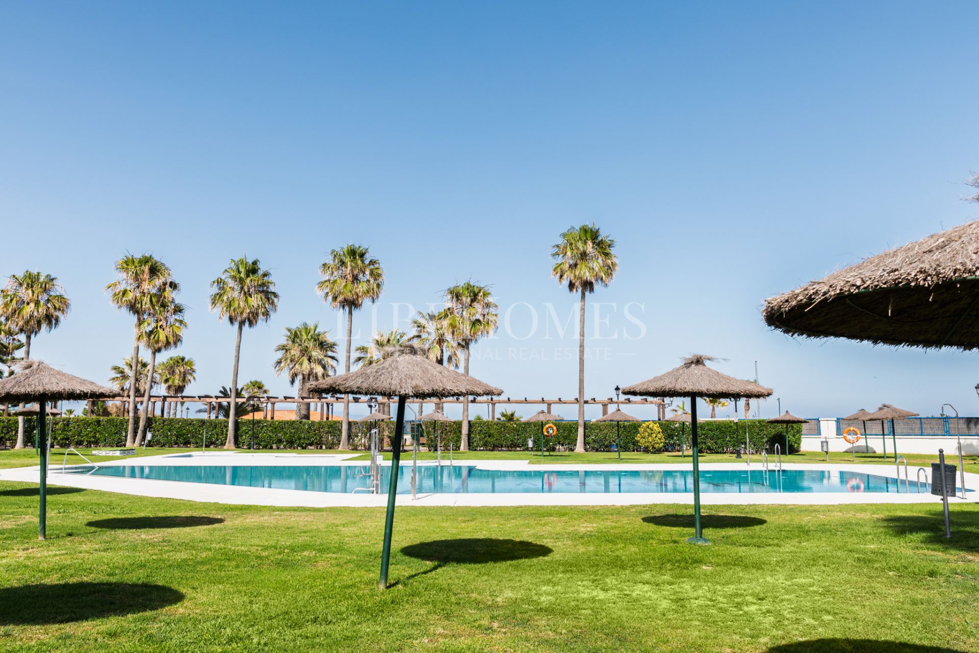Beachfront apartment, facing the sea, in La Noria IV, Sabinillas