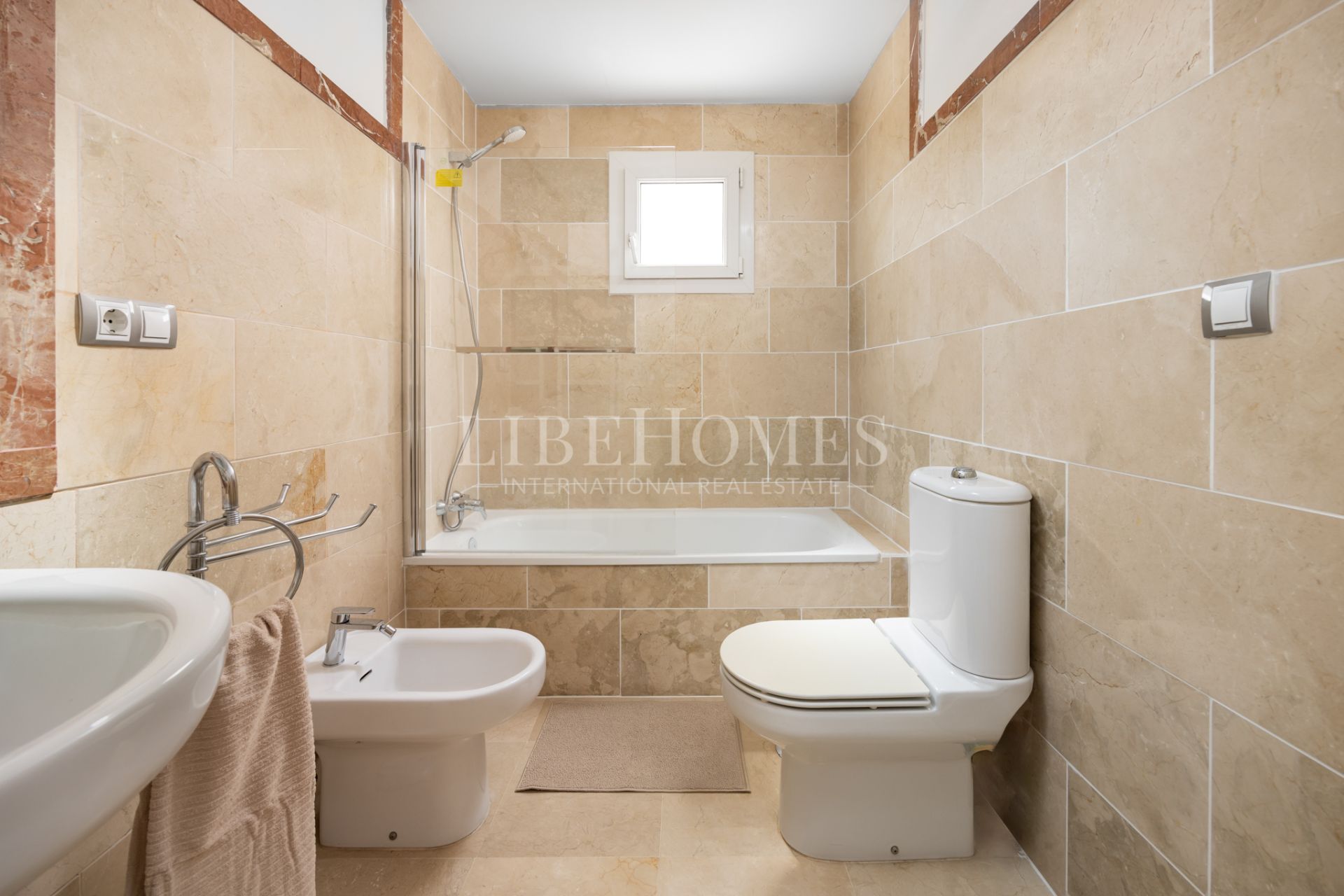 Beachfront apartment, facing the sea, in La Noria IV, Sabinillas