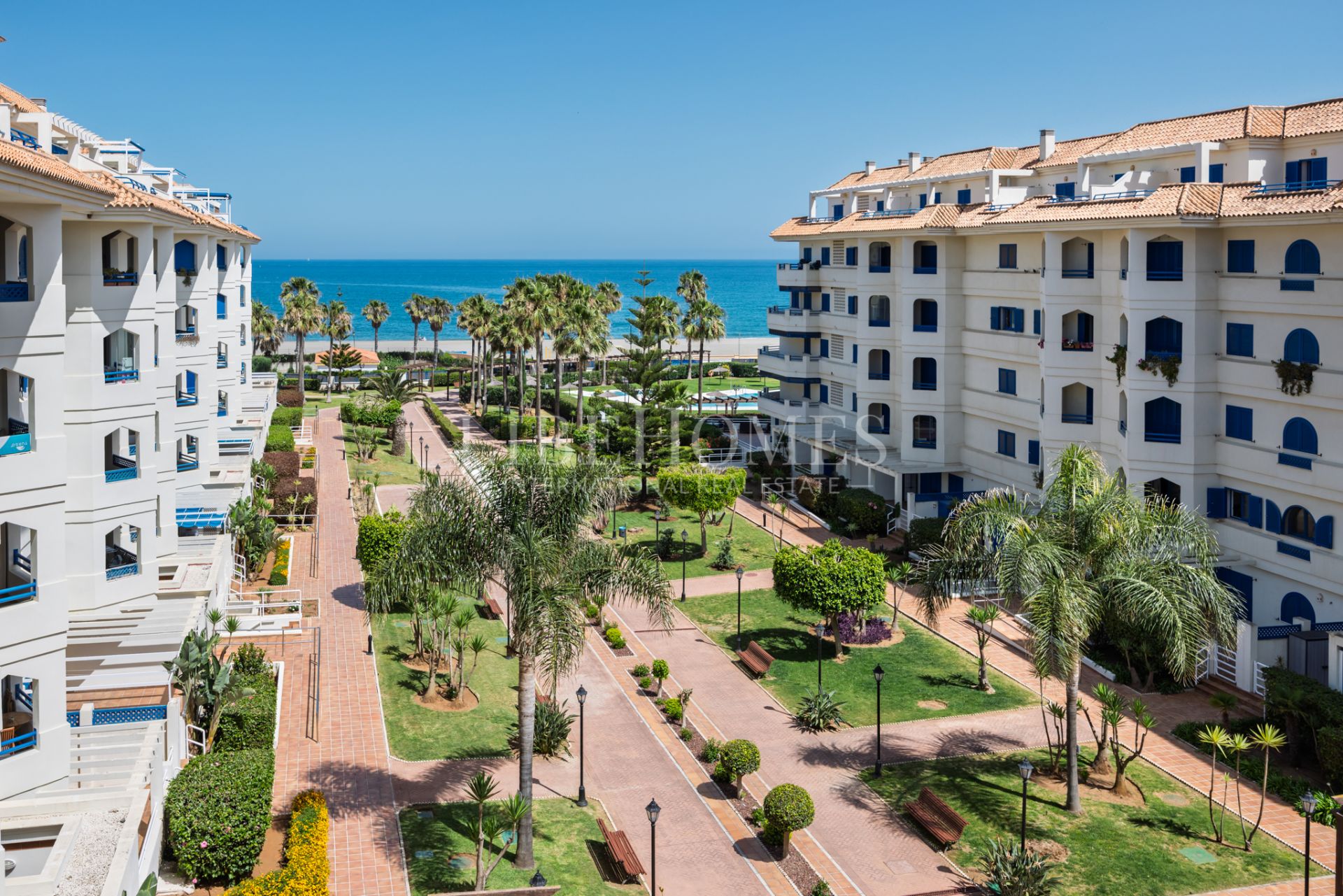 Beachfront apartment, facing the sea, in La Noria IV, Sabinillas