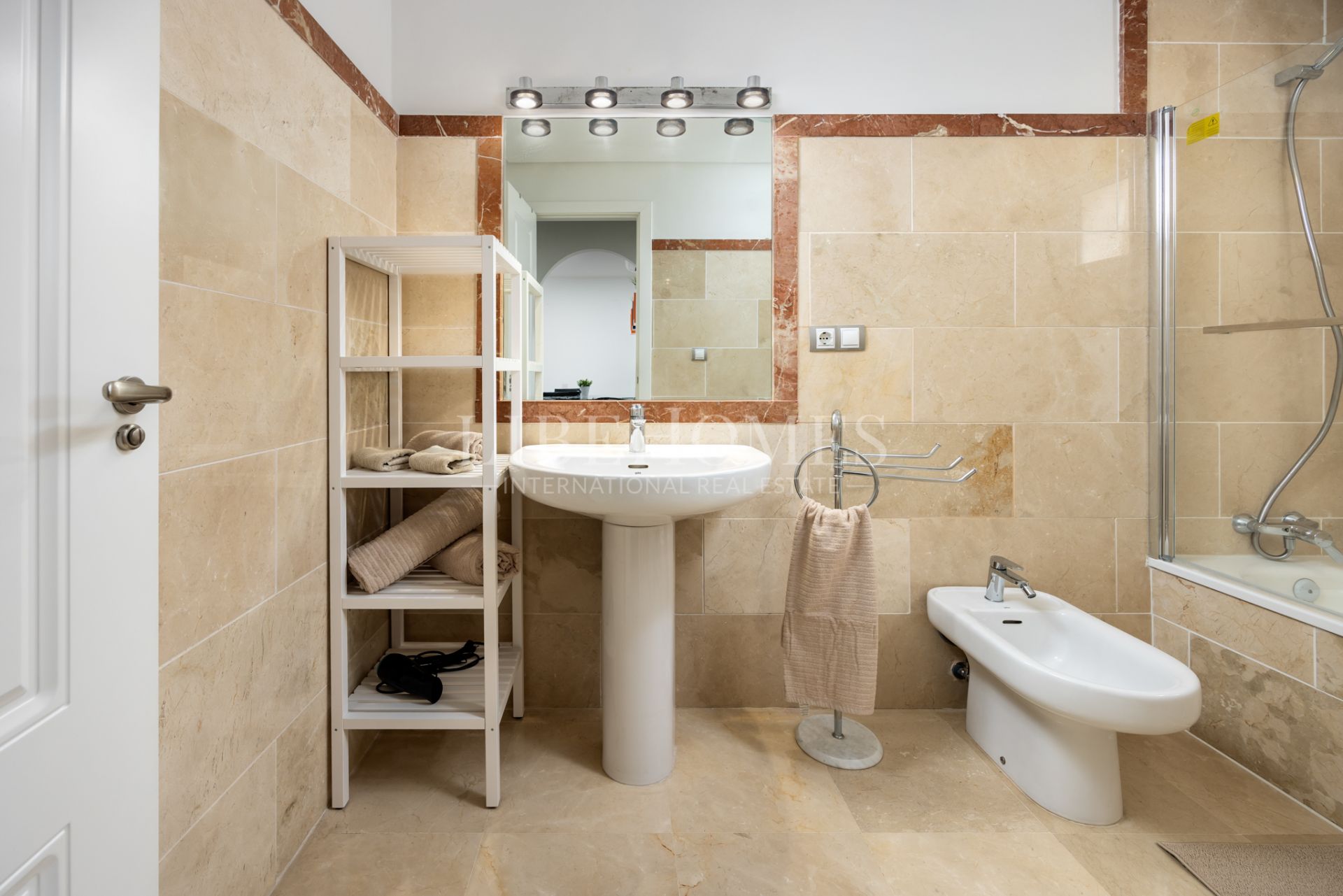 Beachfront apartment, facing the sea, in La Noria IV, Sabinillas