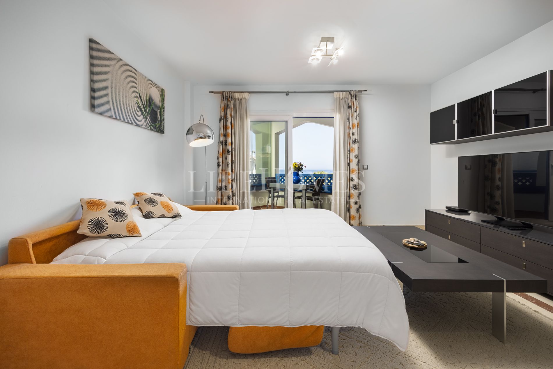 Beachfront apartment, facing the sea, in La Noria IV, Sabinillas