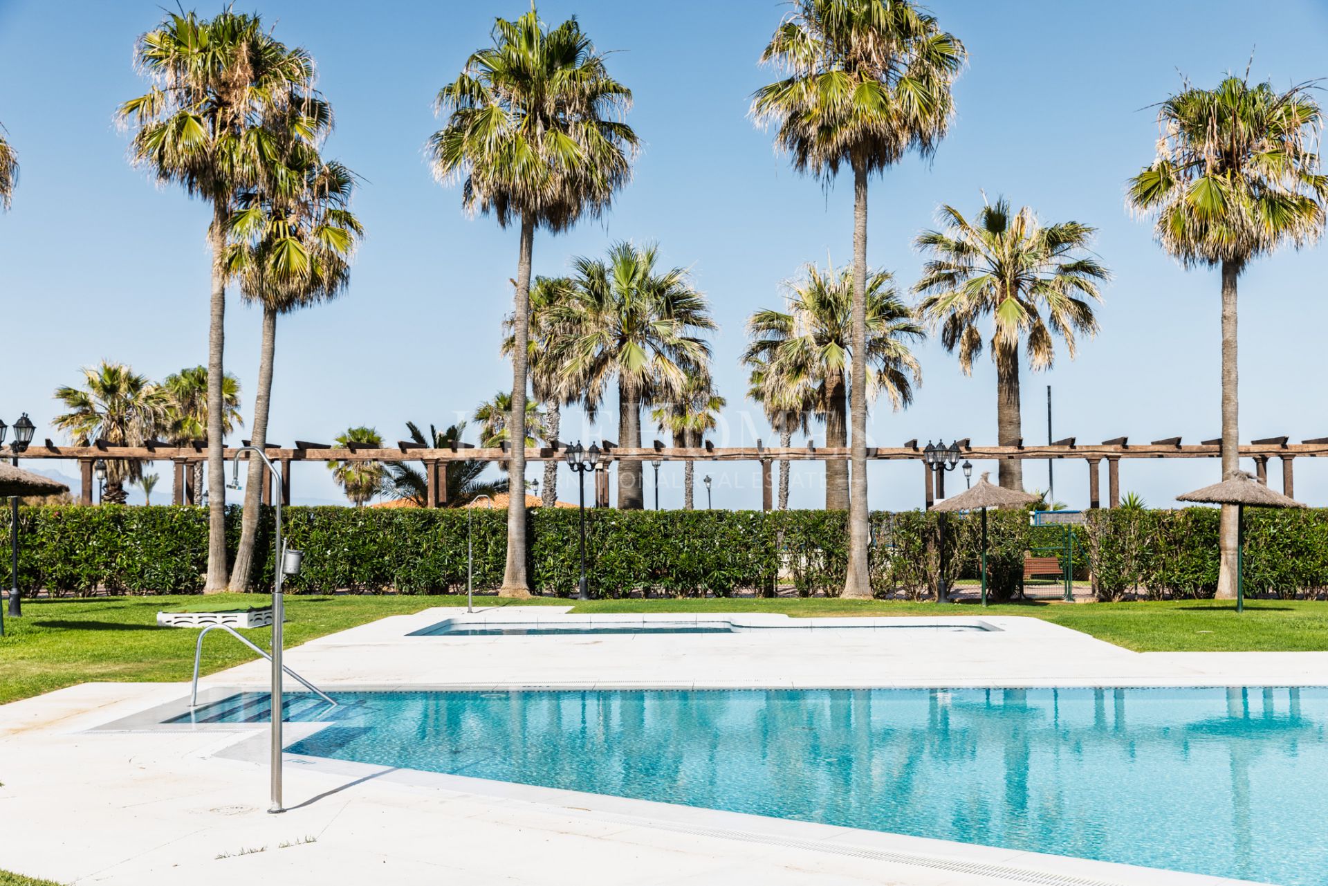 Beachfront apartment, facing the sea, in La Noria IV, Sabinillas