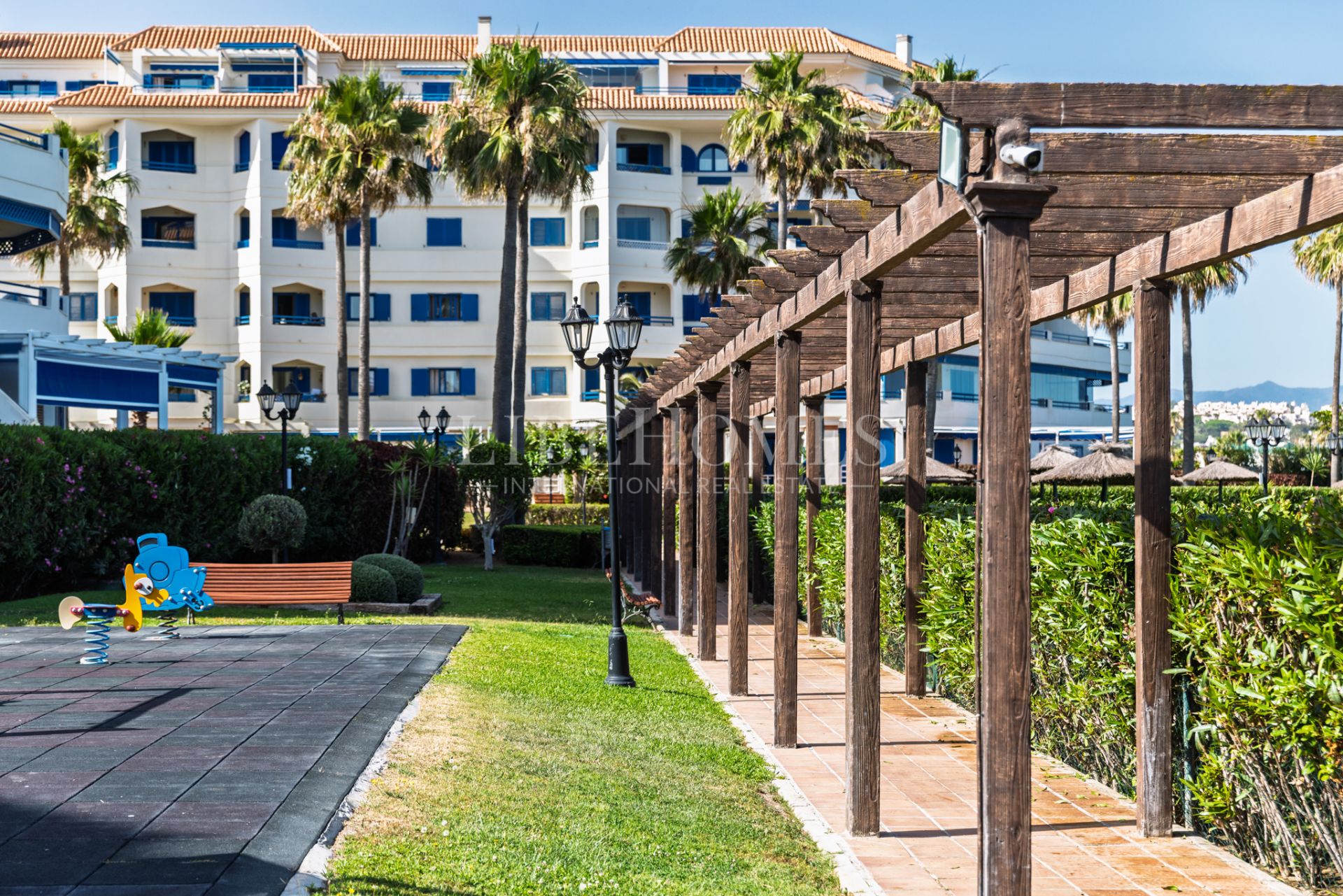 Beachfront apartment, facing the sea, in La Noria IV, Sabinillas