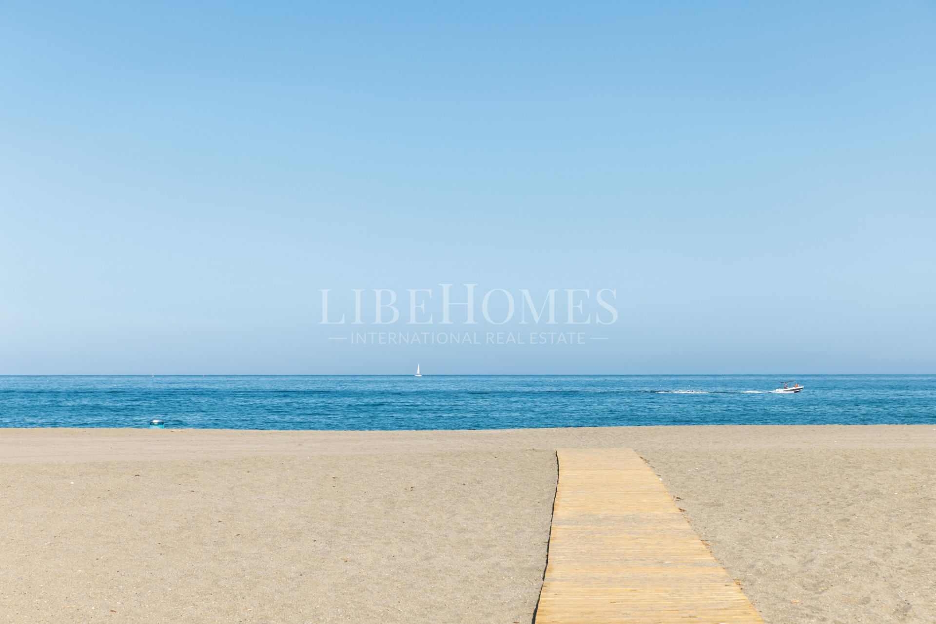 Beachfront apartment, facing the sea, in La Noria IV, Sabinillas