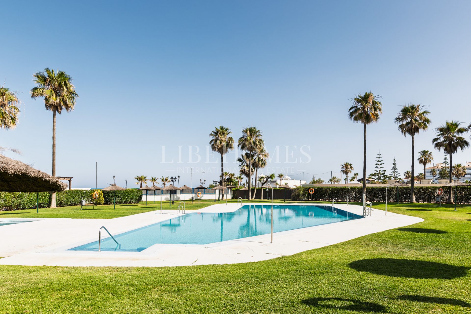 Beachfront apartment, facing the sea, in La Noria IV, Sabinillas