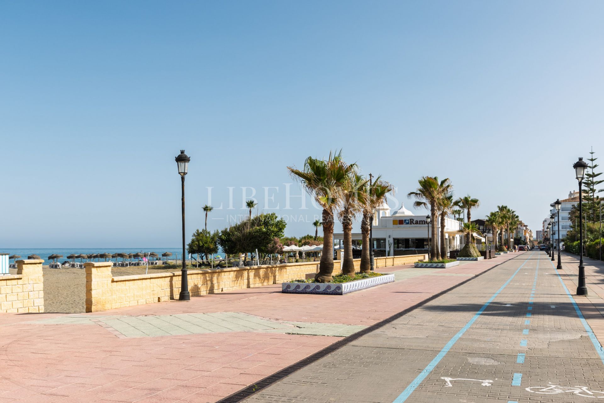 Beachfront apartment, facing the sea, in La Noria IV, Sabinillas