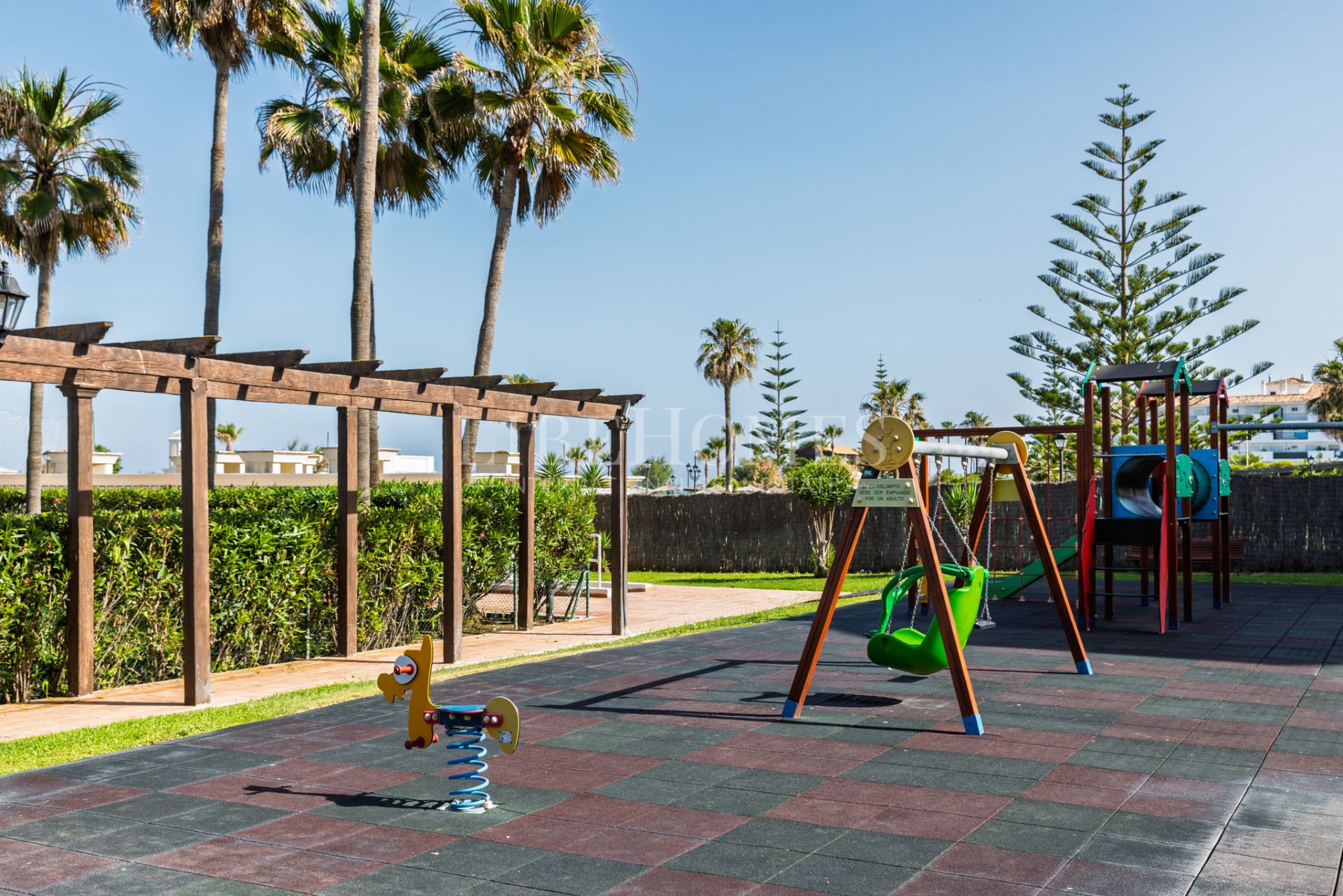 Beachfront apartment, facing the sea, in La Noria IV, Sabinillas