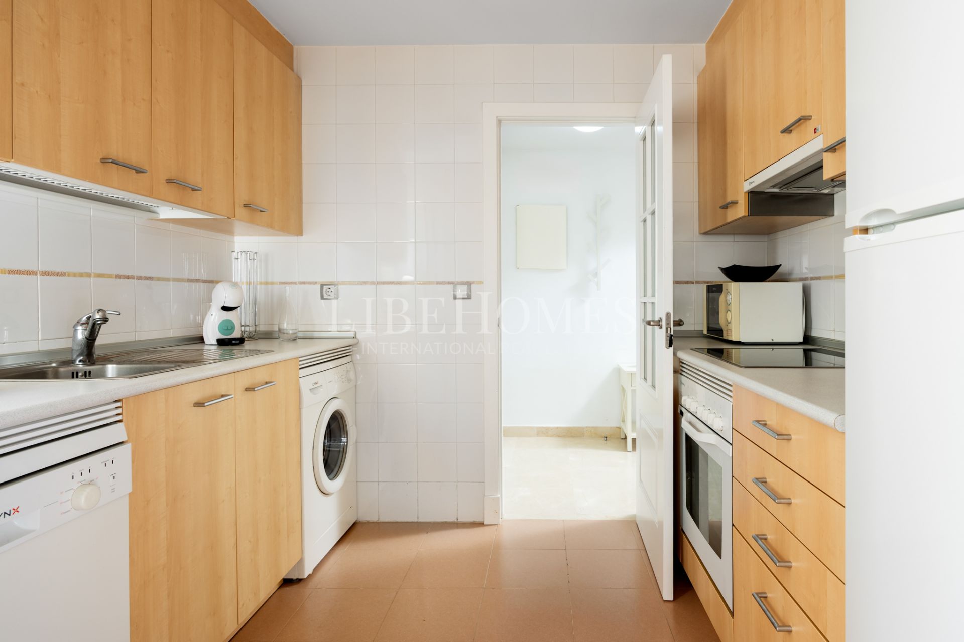 Beachfront apartment, facing the sea, in La Noria IV, Sabinillas