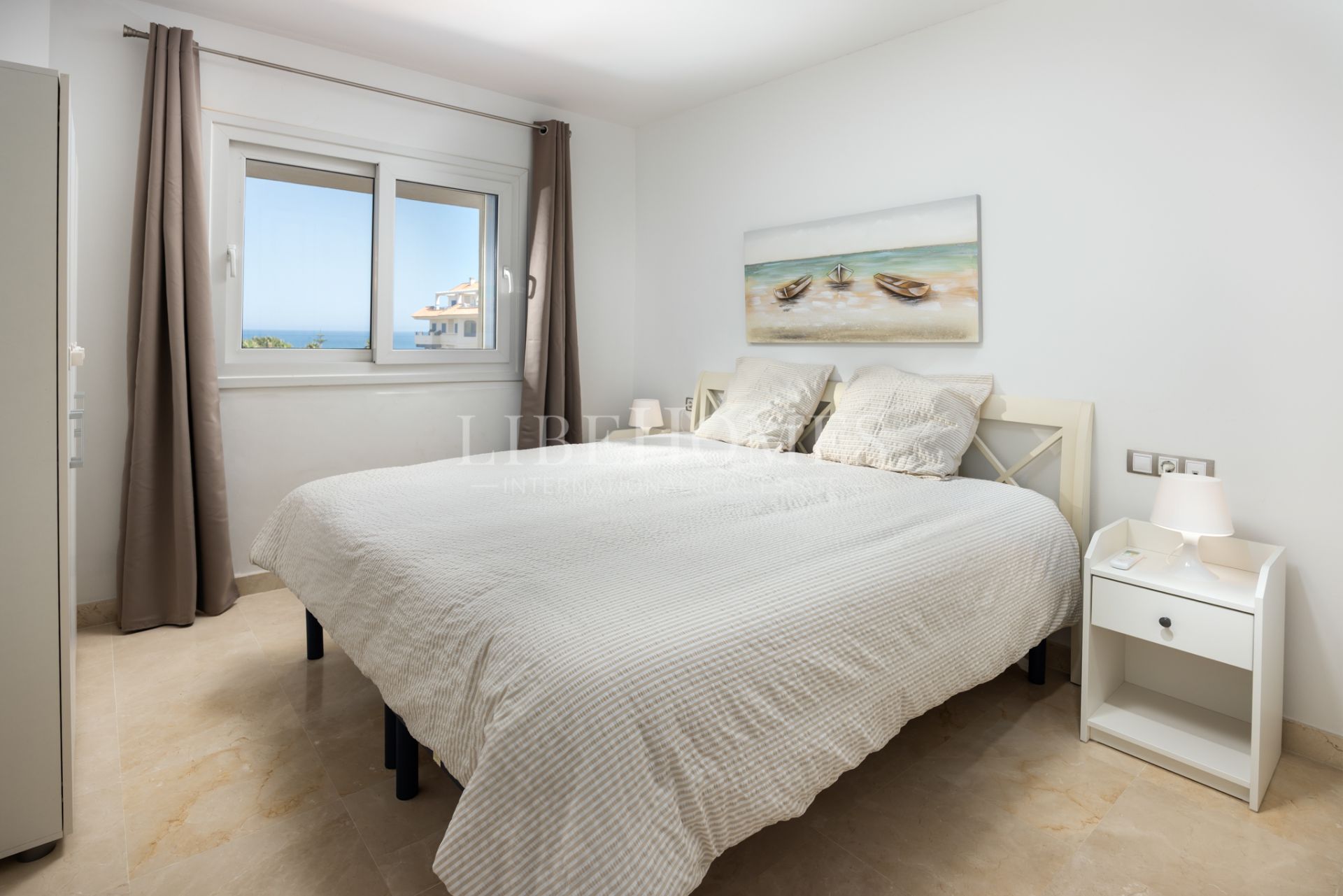 Beachfront apartment, facing the sea, in La Noria IV, Sabinillas