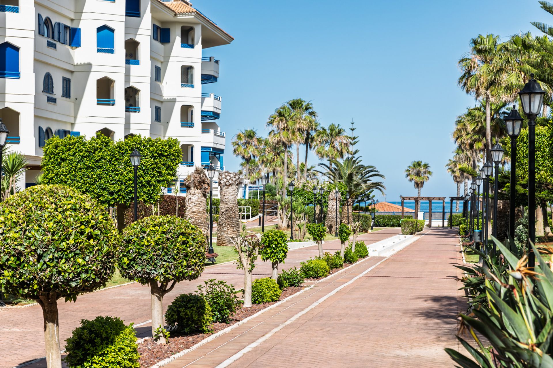 Beachfront apartment, facing the sea, in La Noria IV, Sabinillas
