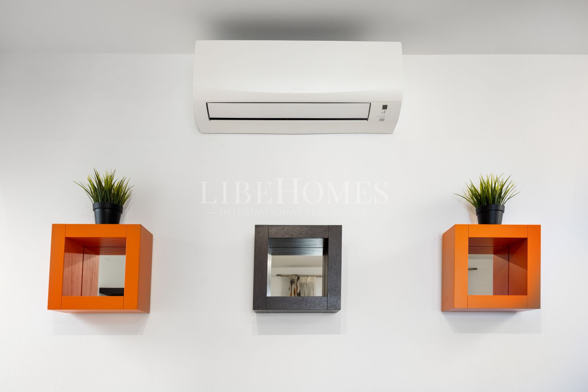 Beachfront apartment, facing the sea, in La Noria IV, Sabinillas