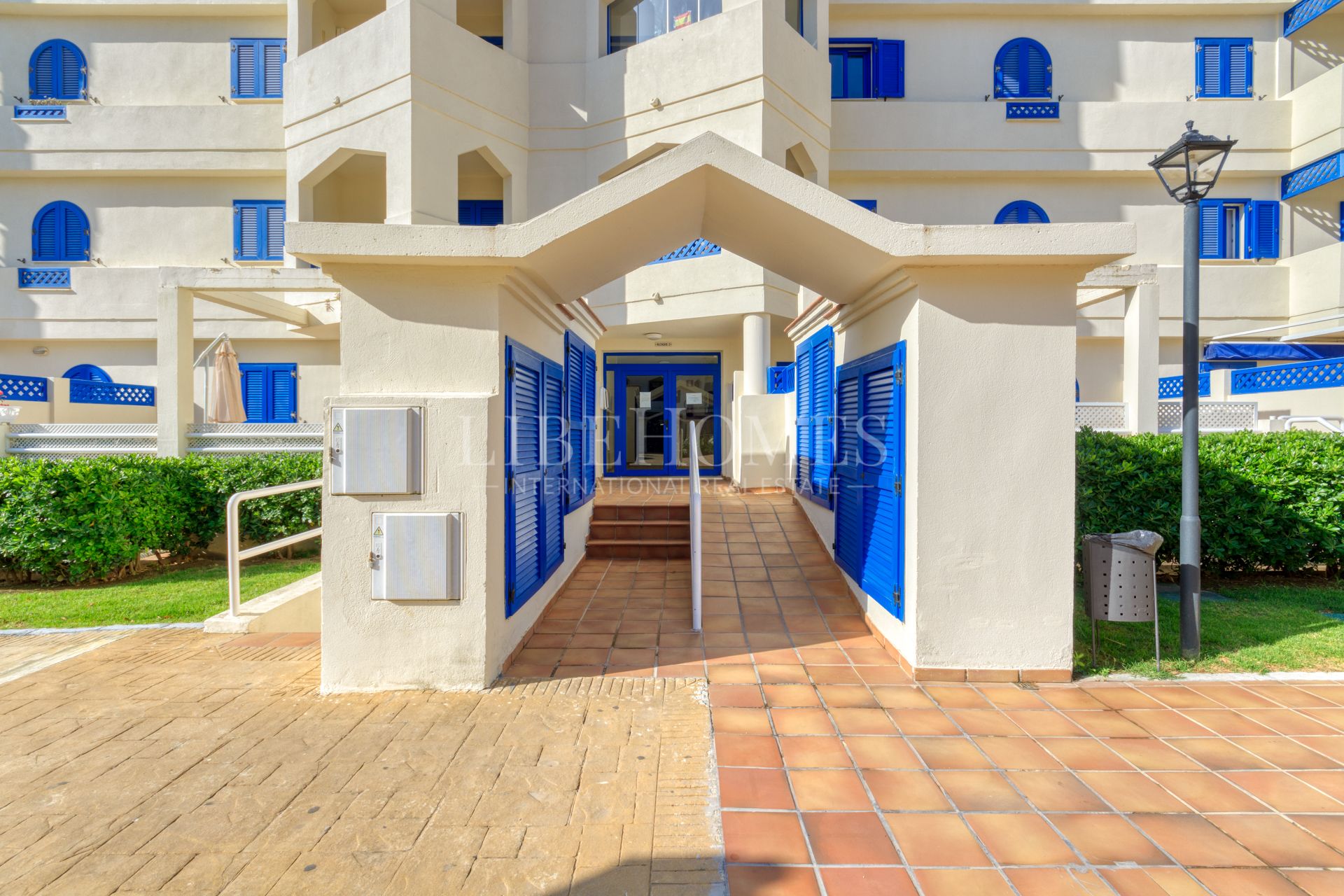 Beachfront apartment, big terrace facing the sea, La Noria, Sabinillas