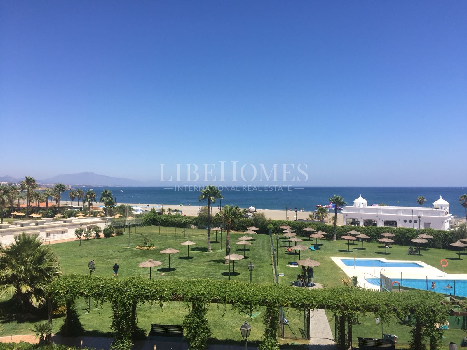 Beachfront apartment, big terrace facing the sea, La Noria, Sabinillas