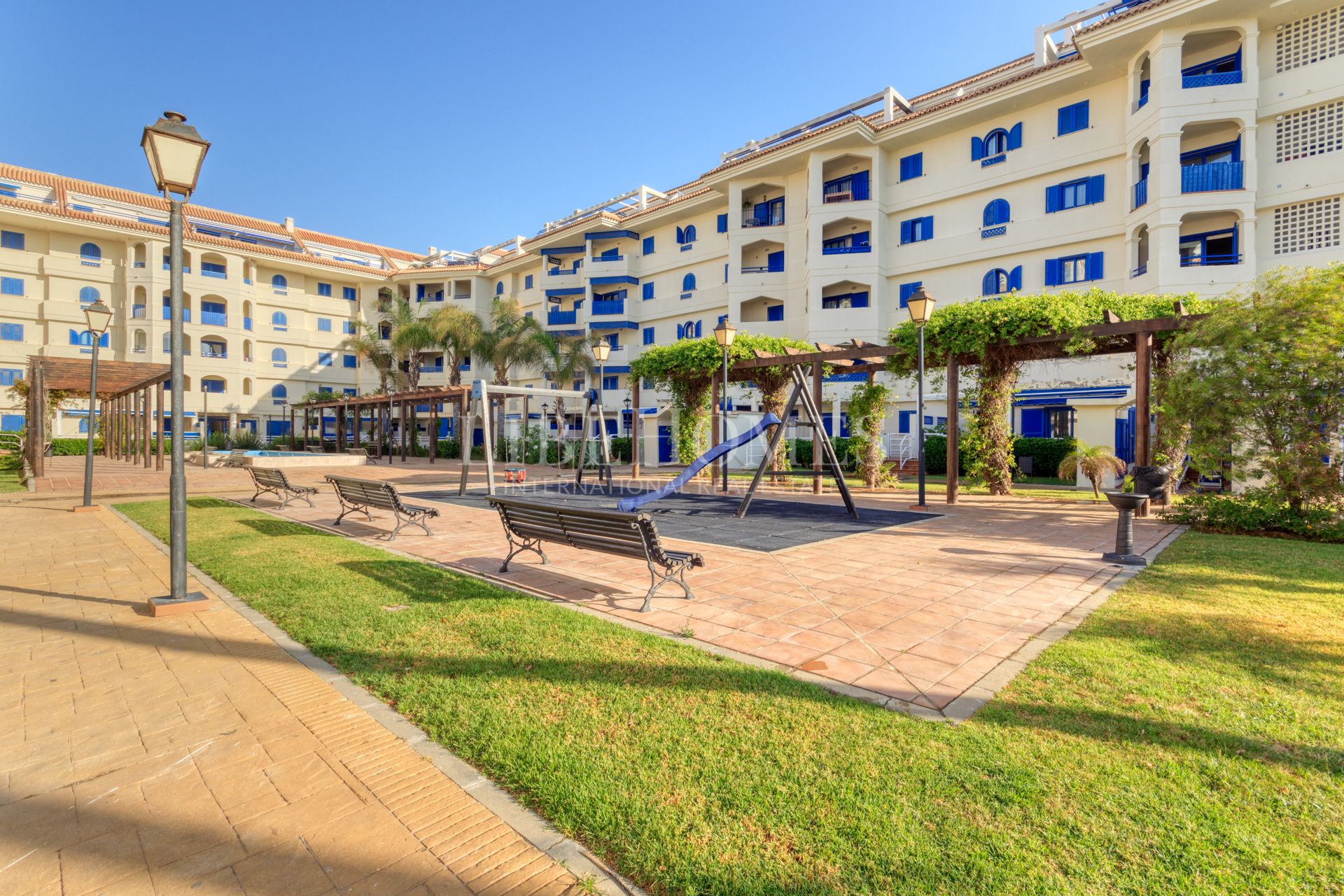 Beachfront apartment, big terrace facing the sea, La Noria, Sabinillas