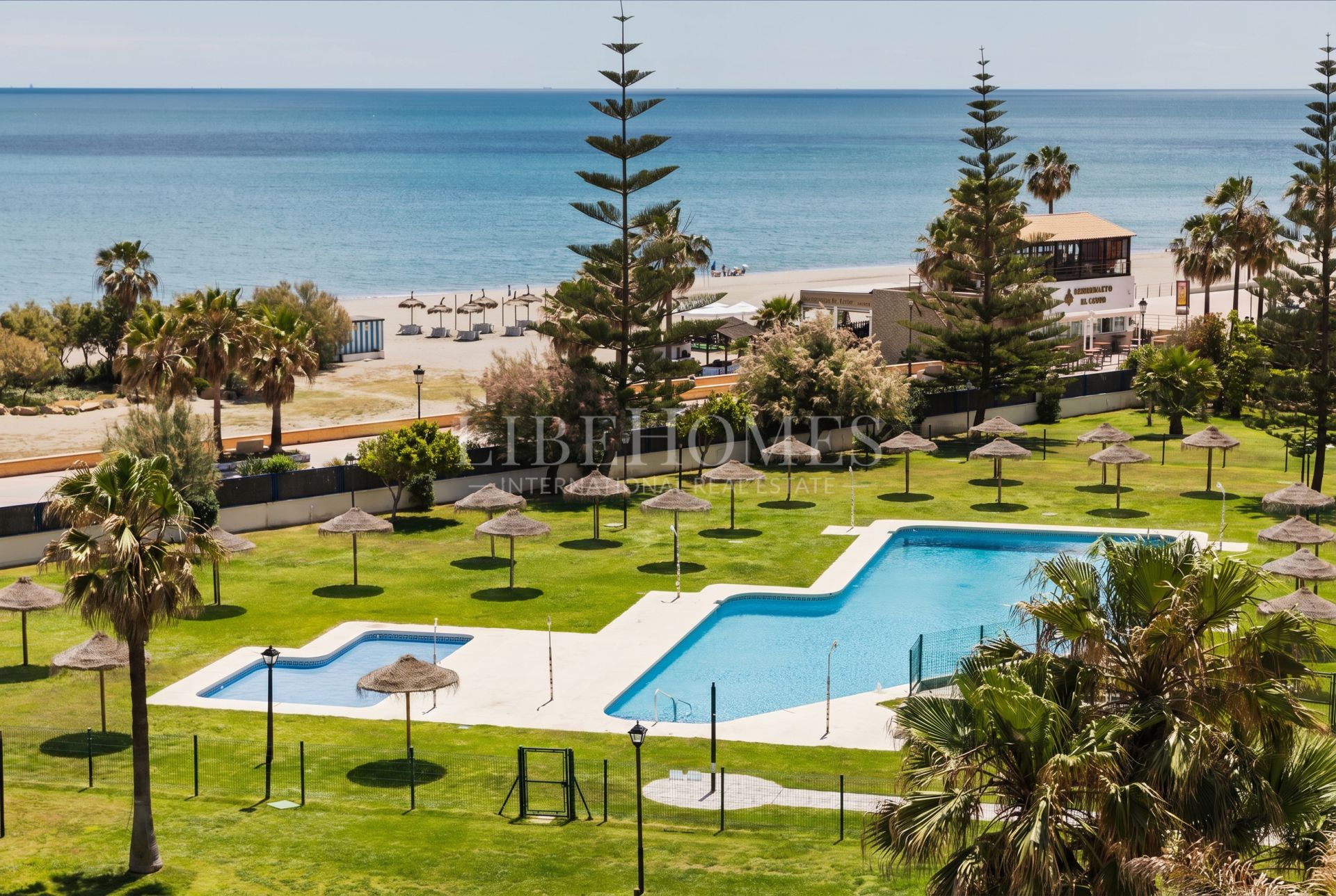 Beachfront apartment, big terrace facing the sea, La Noria, Sabinillas