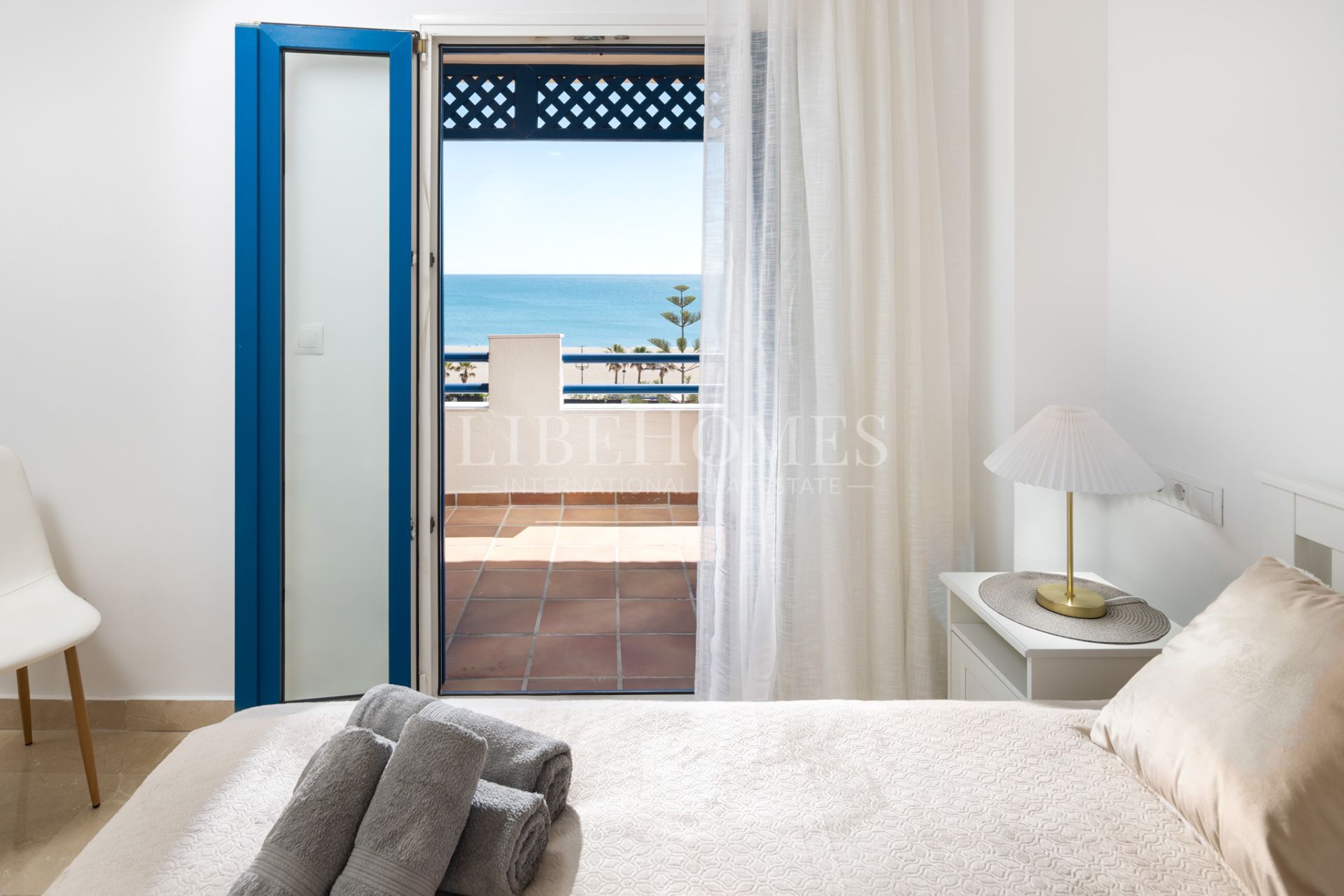 Beachfront apartment, big terrace facing the sea, La Noria, Sabinillas