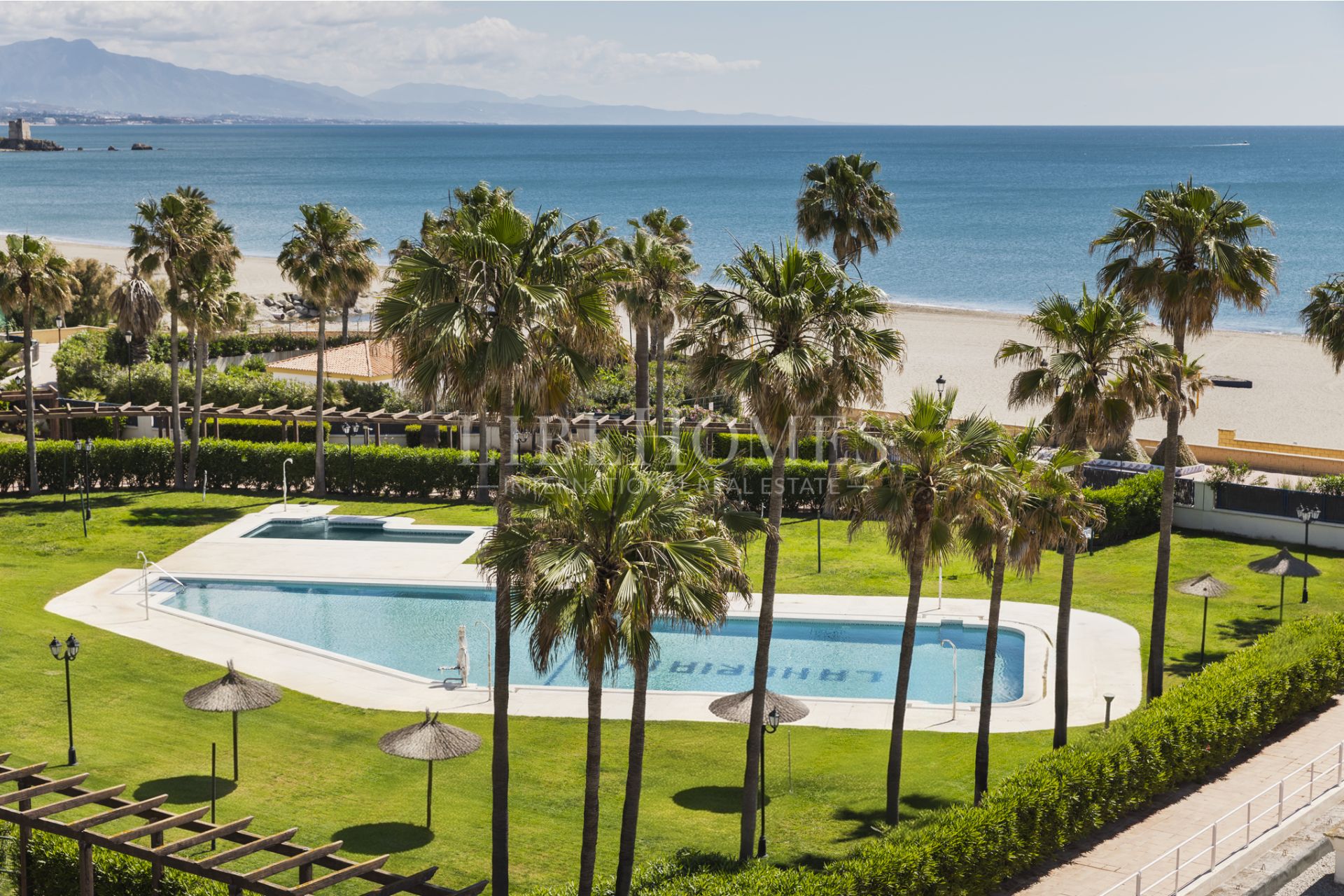 Beachfront apartment, big terrace facing the sea, La Noria, Sabinillas