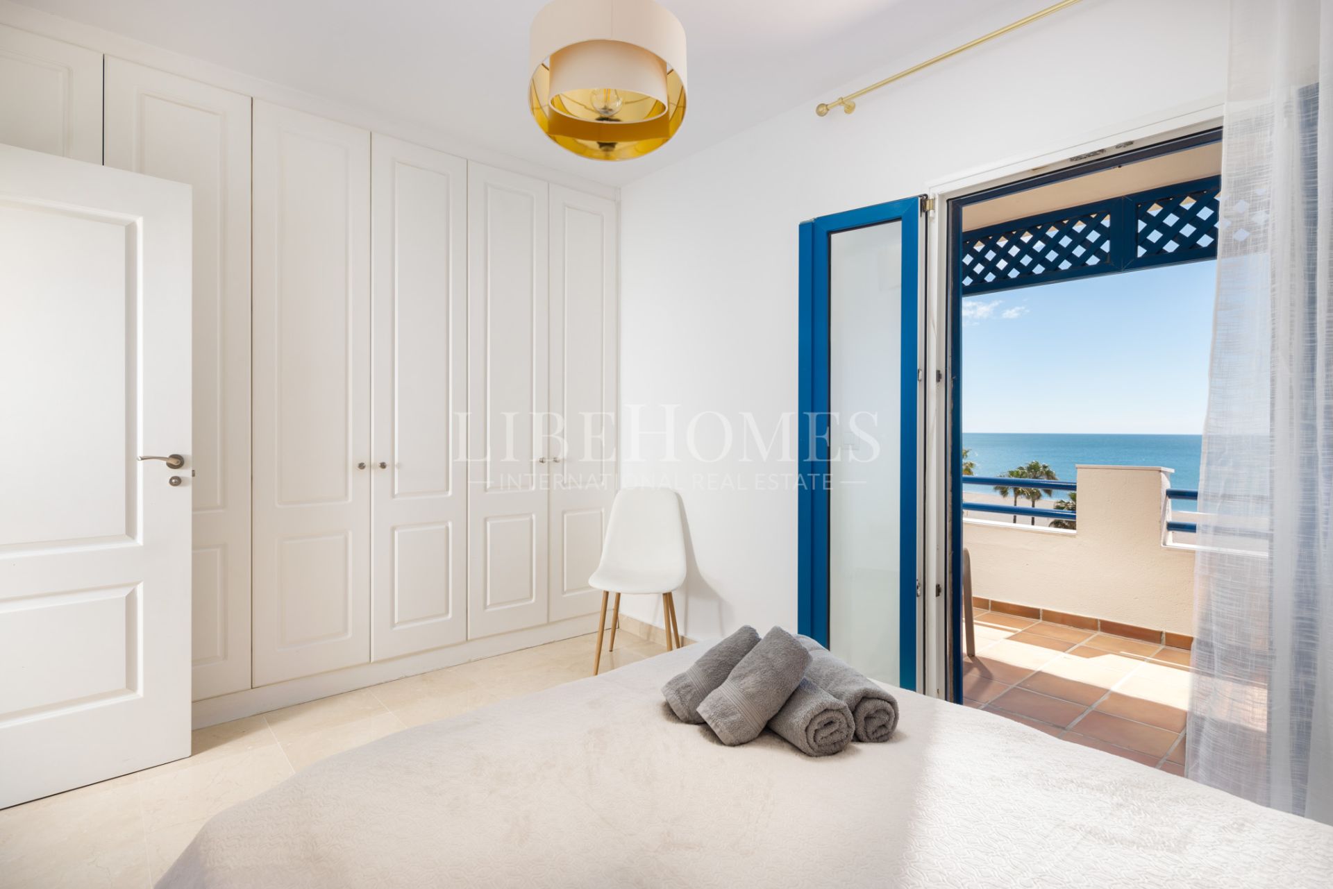 Beachfront apartment, big terrace facing the sea, La Noria, Sabinillas