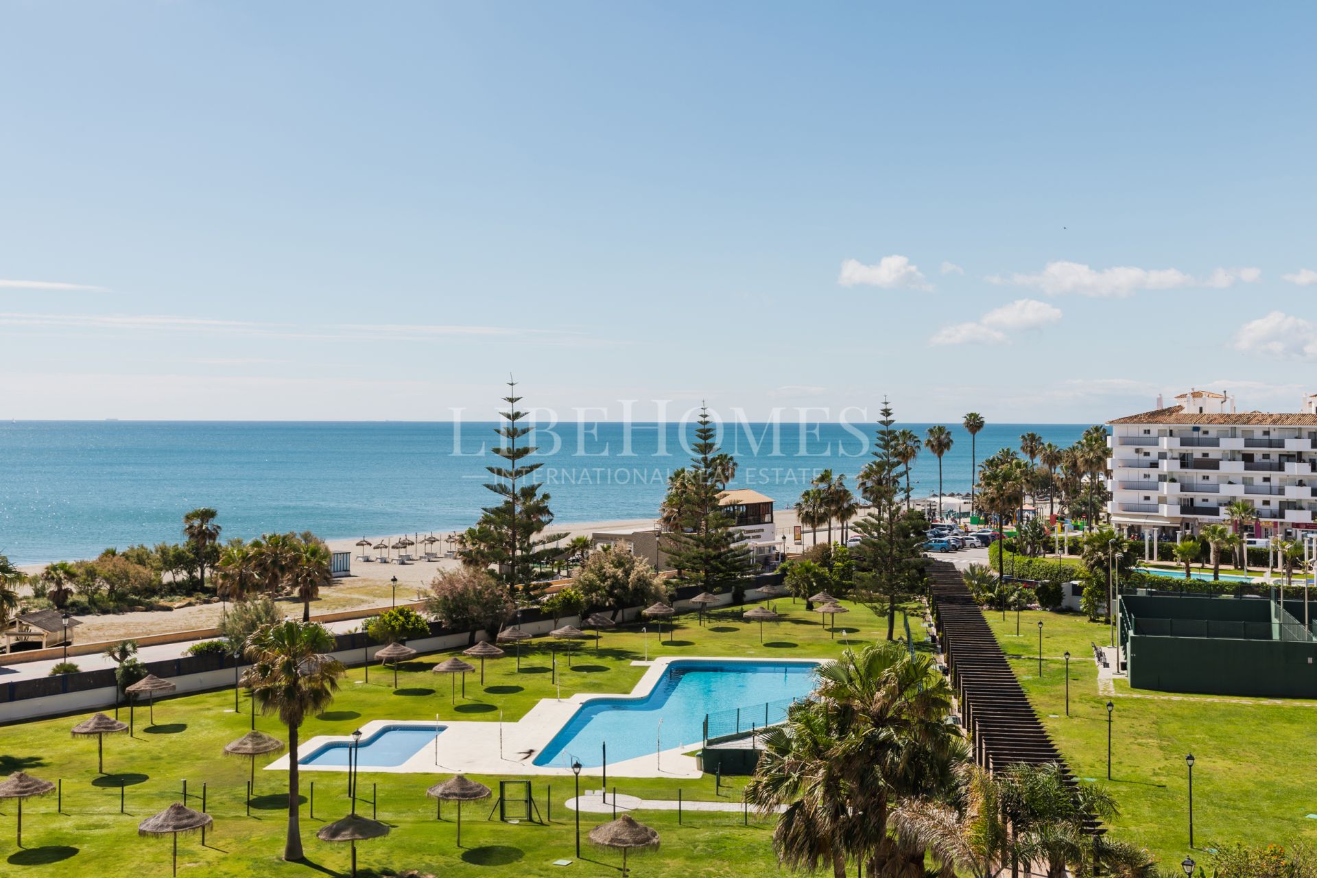 Beachfront apartment, big terrace facing the sea, La Noria, Sabinillas
