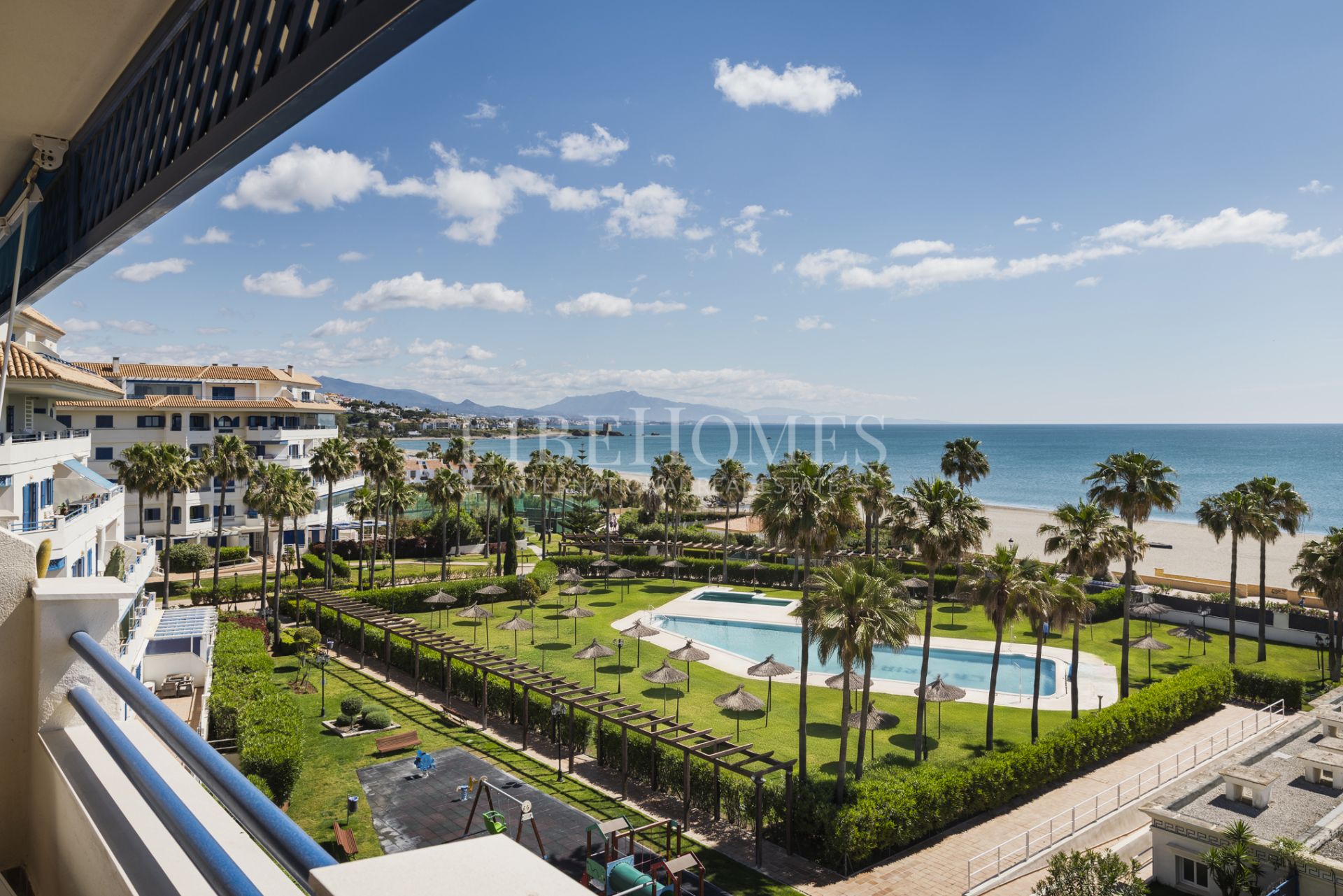 Beachfront apartment, big terrace facing the sea, La Noria, Sabinillas