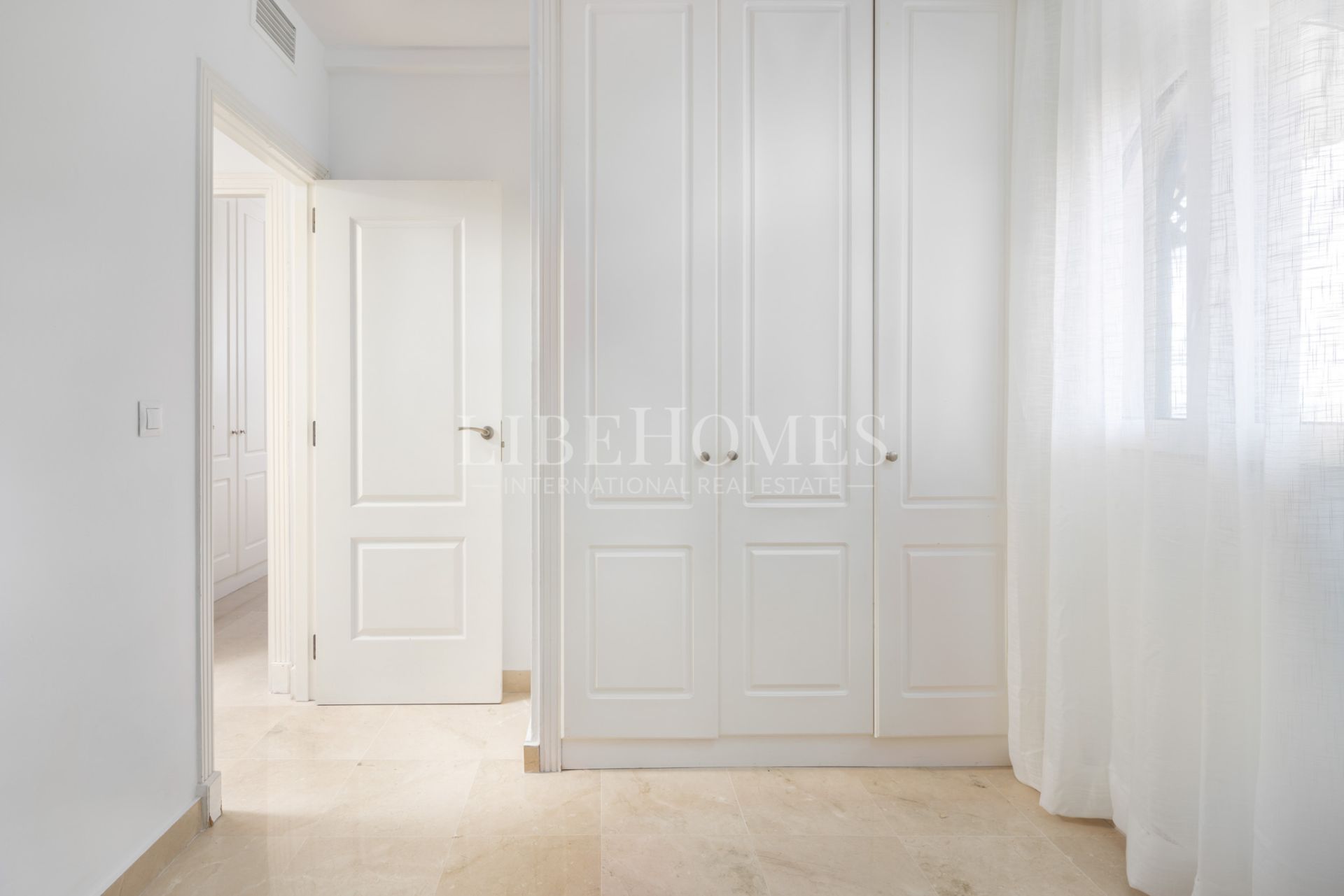 Beachfront apartment, big terrace facing the sea, La Noria, Sabinillas