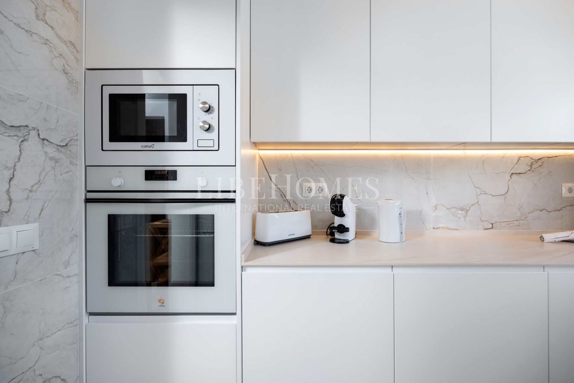 Apartment on Estepona's seafront promenade, with direct sea views