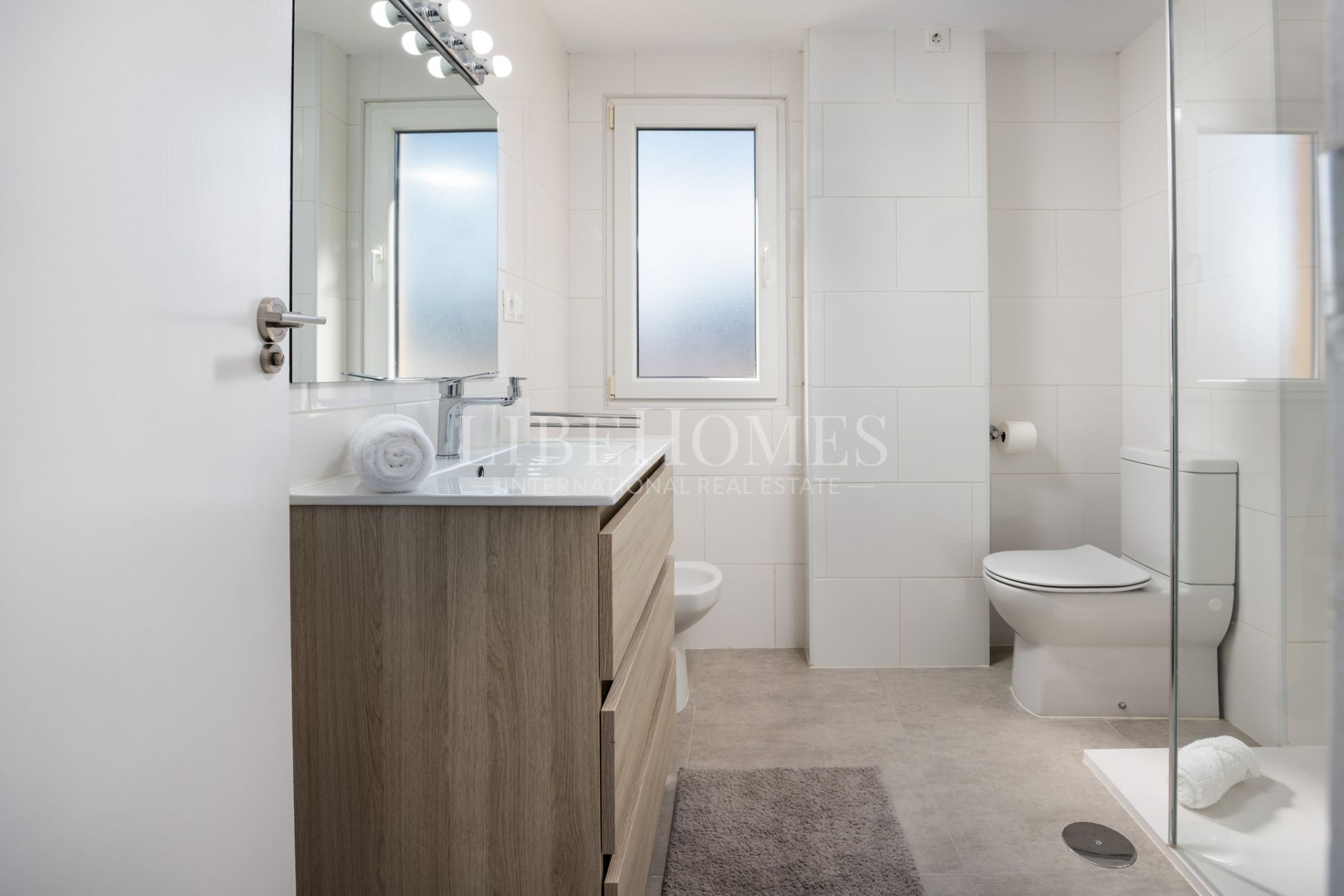 Apartment on Estepona's seafront promenade, with direct sea views