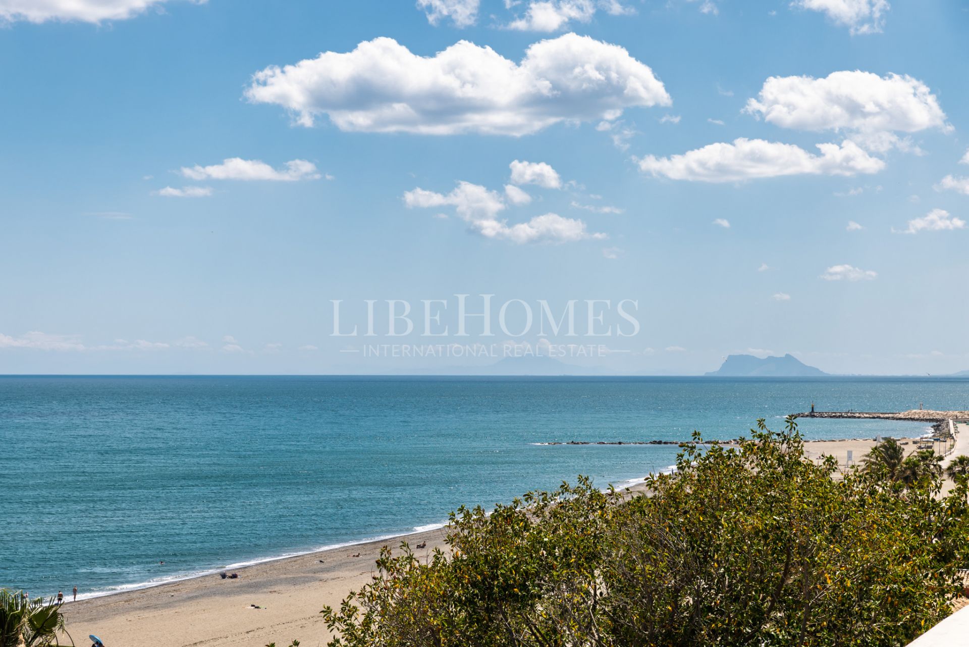 Apartment on Estepona's seafront promenade, with direct sea views