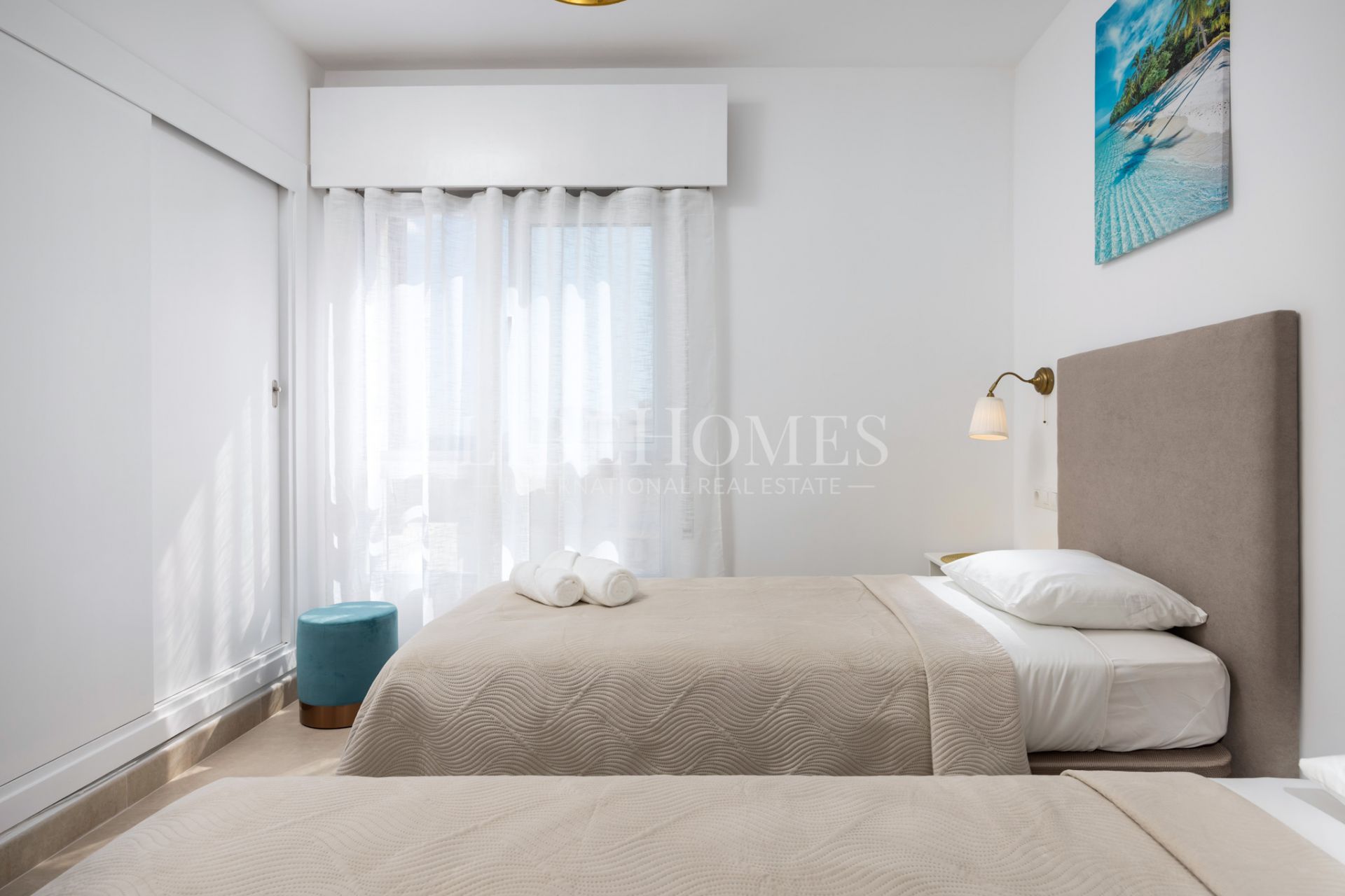 Apartment on Estepona's seafront promenade, with direct sea views