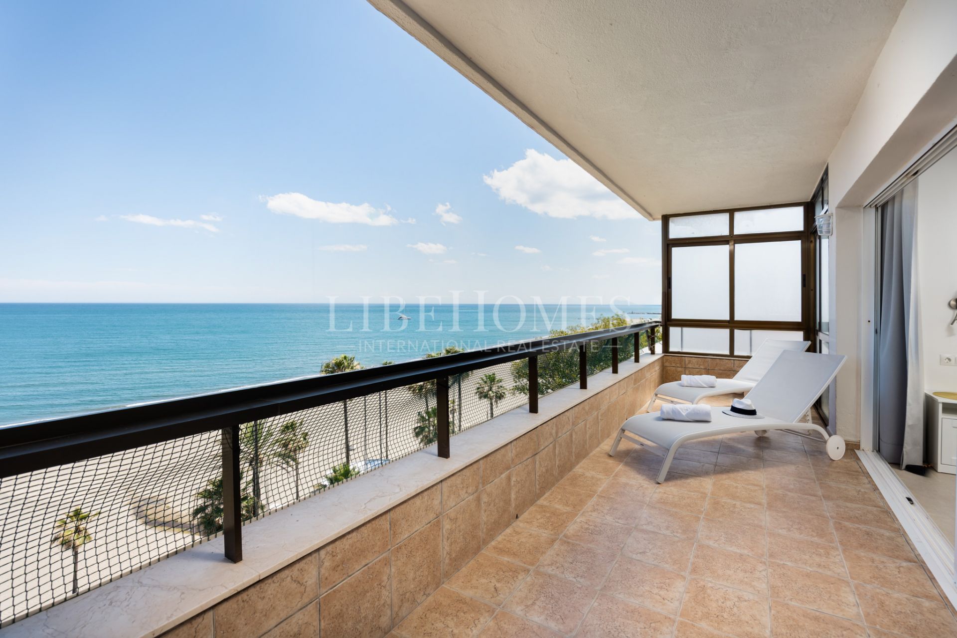 Apartment on Estepona's seafront promenade, with direct sea views