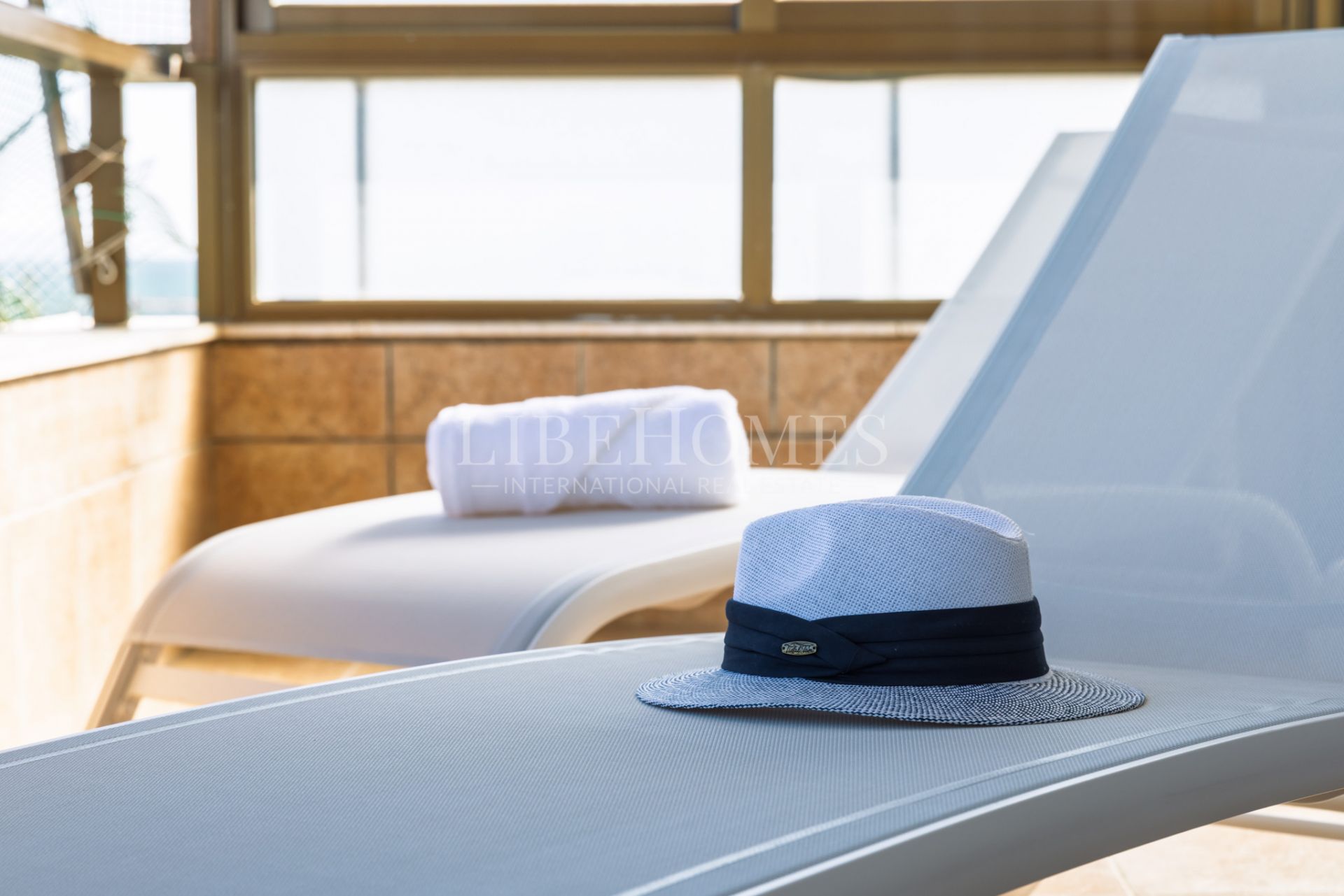 Apartment on Estepona's seafront promenade, with direct sea views