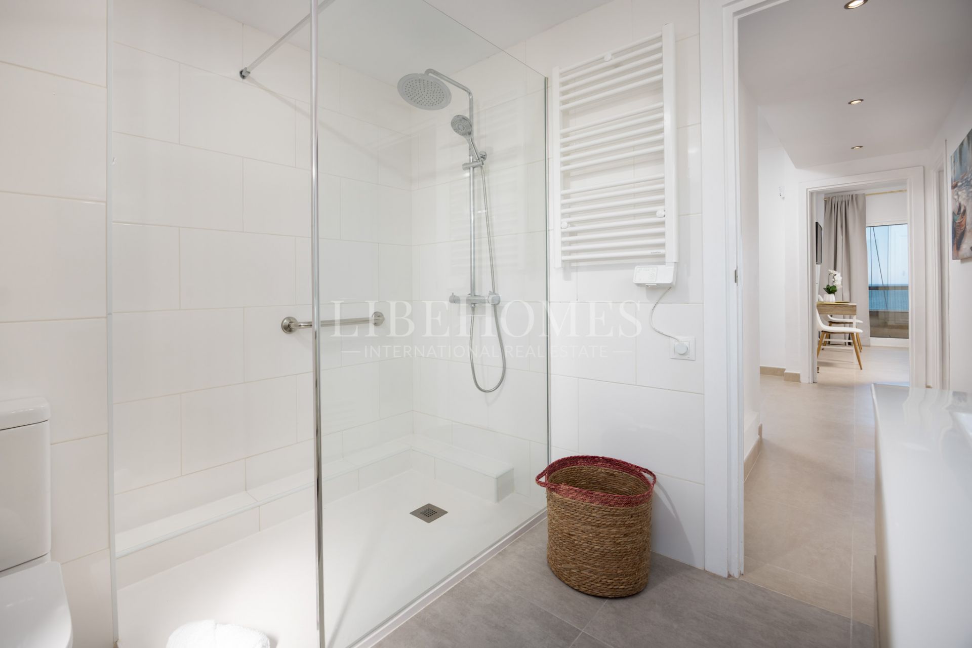 Apartment on Estepona's seafront promenade, with direct sea views