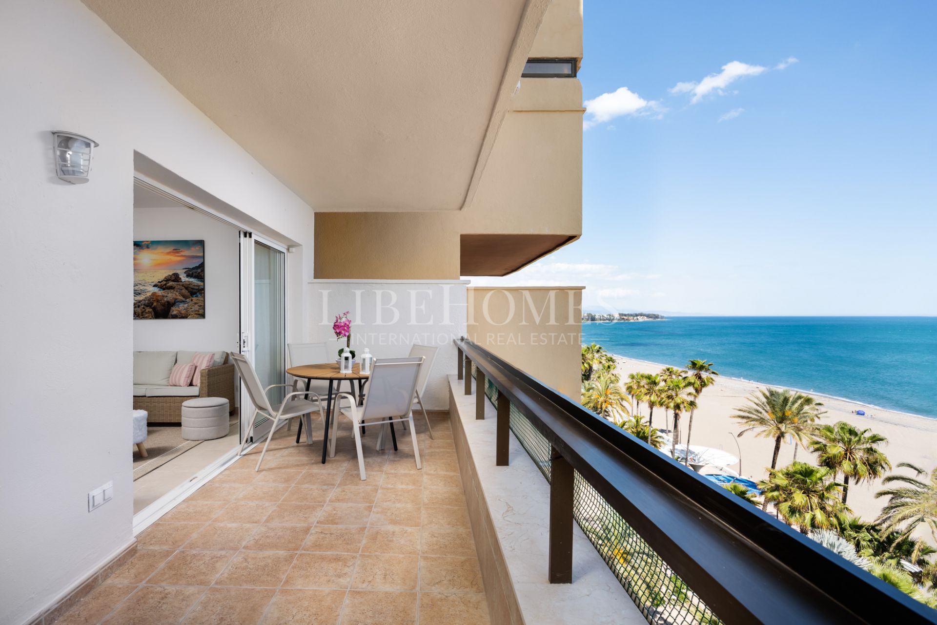 Apartment on Estepona's seafront promenade, with direct sea views