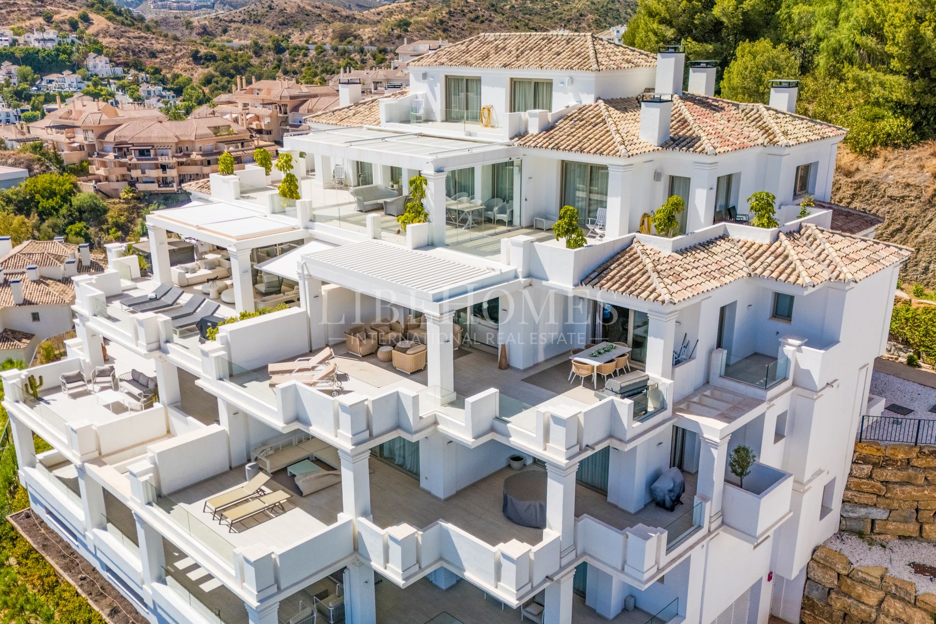 Stunning modern apartment for sale in Nueva Andalucía, Marbella