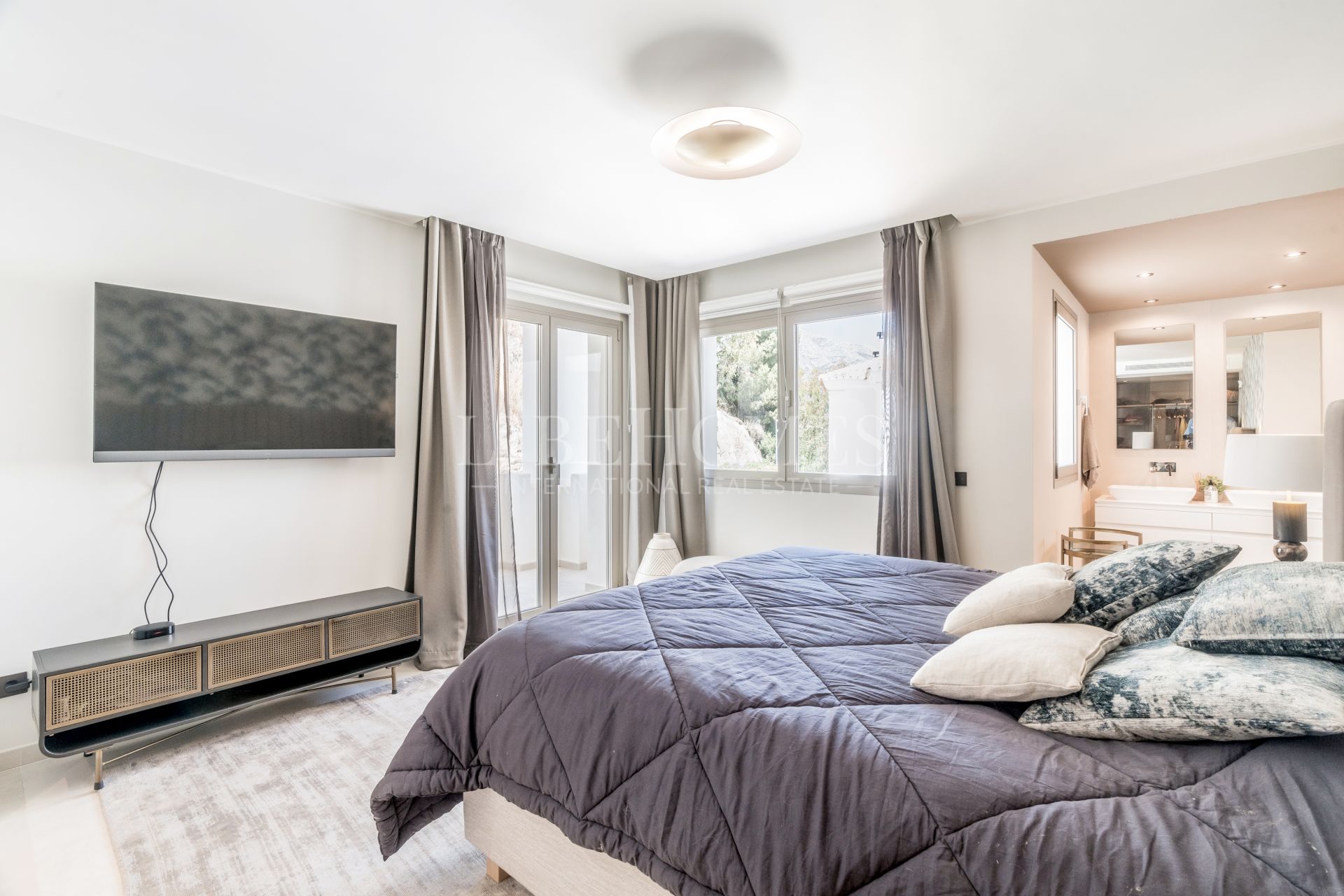 Stunning modern apartment for sale in Nueva Andalucía, Marbella