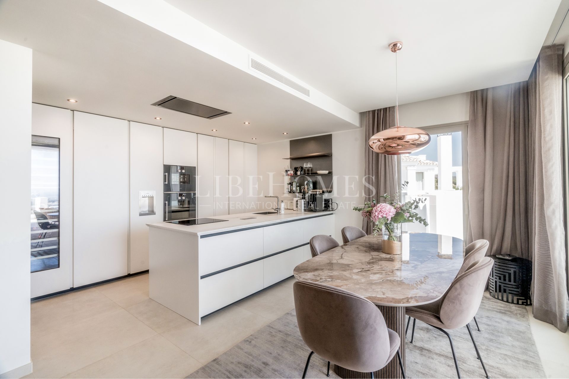 Stunning modern apartment for sale in Nueva Andalucía, Marbella