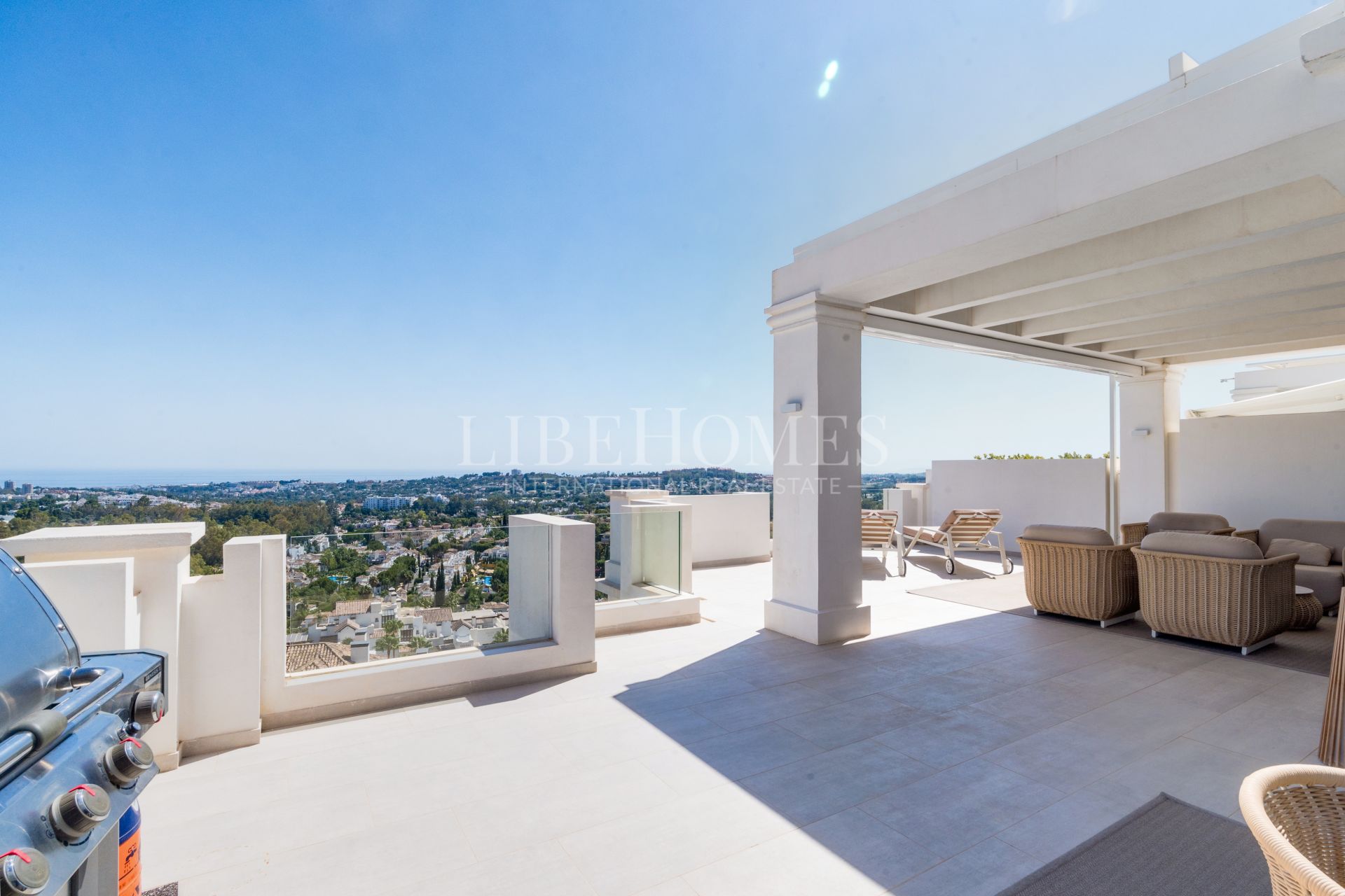 Stunning modern apartment for sale in Nueva Andalucía, Marbella