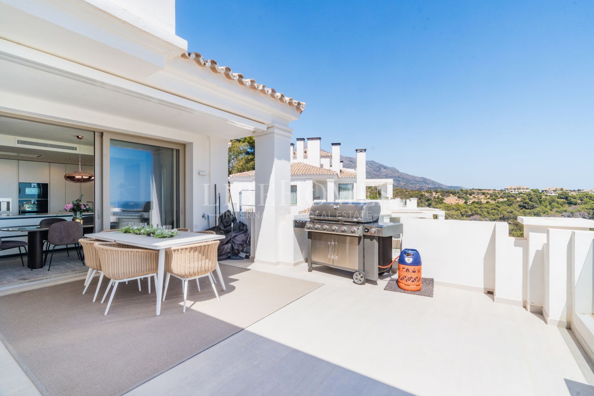 Stunning modern apartment for sale in Nueva Andalucía, Marbella