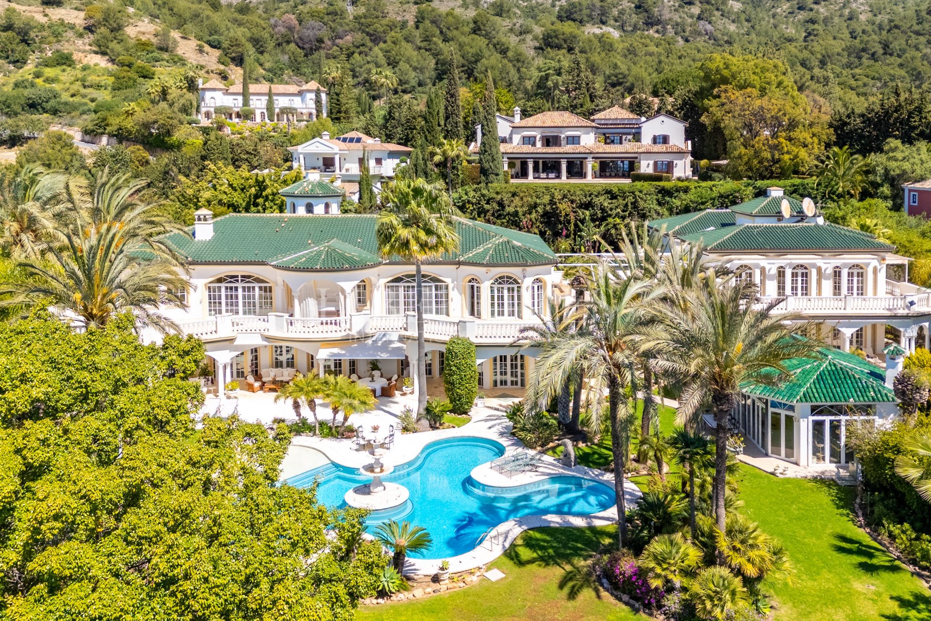 Luxury residence with 3 villas and sea views on Marbella Golden Mile