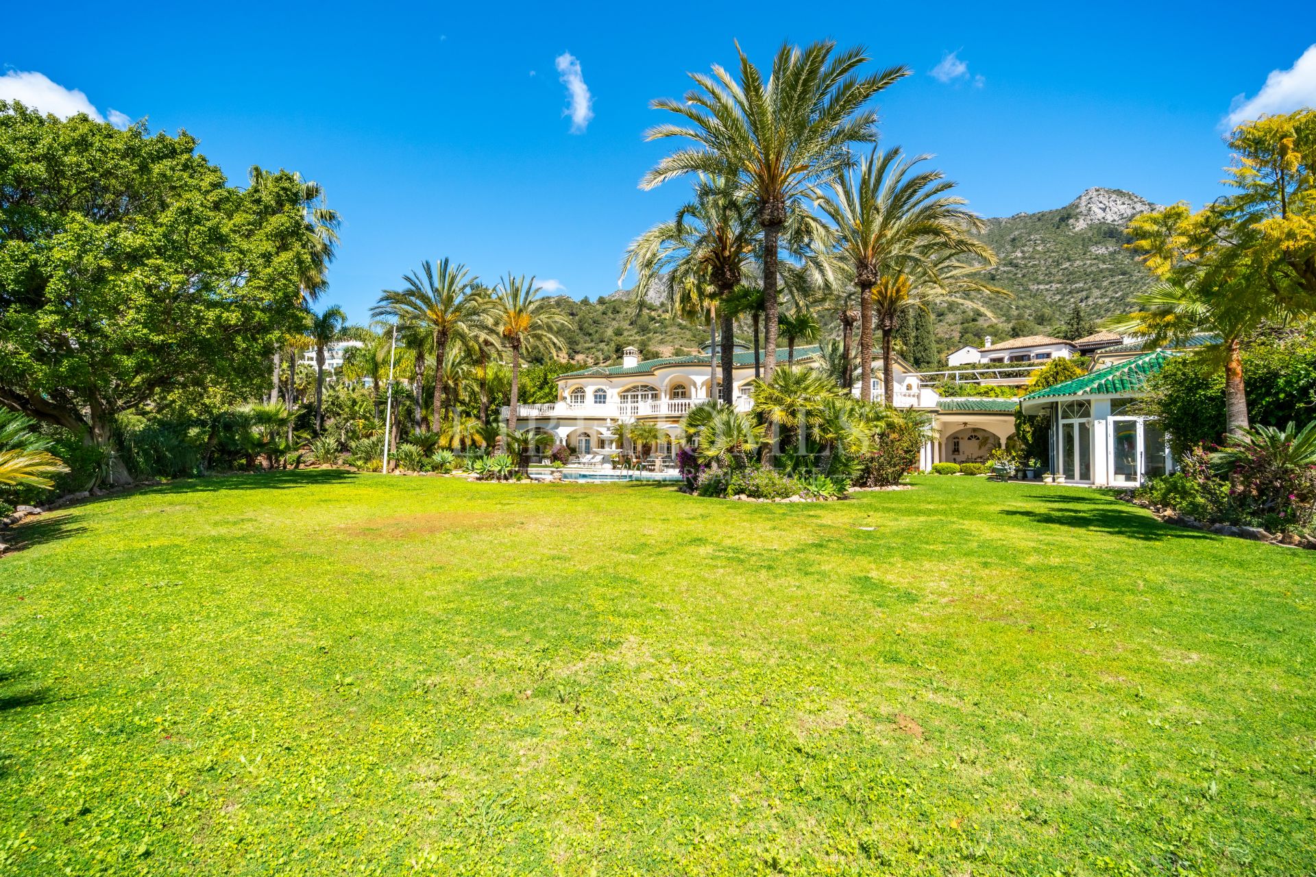 Luxury residence with 3 villas and sea views on Marbella Golden Mile