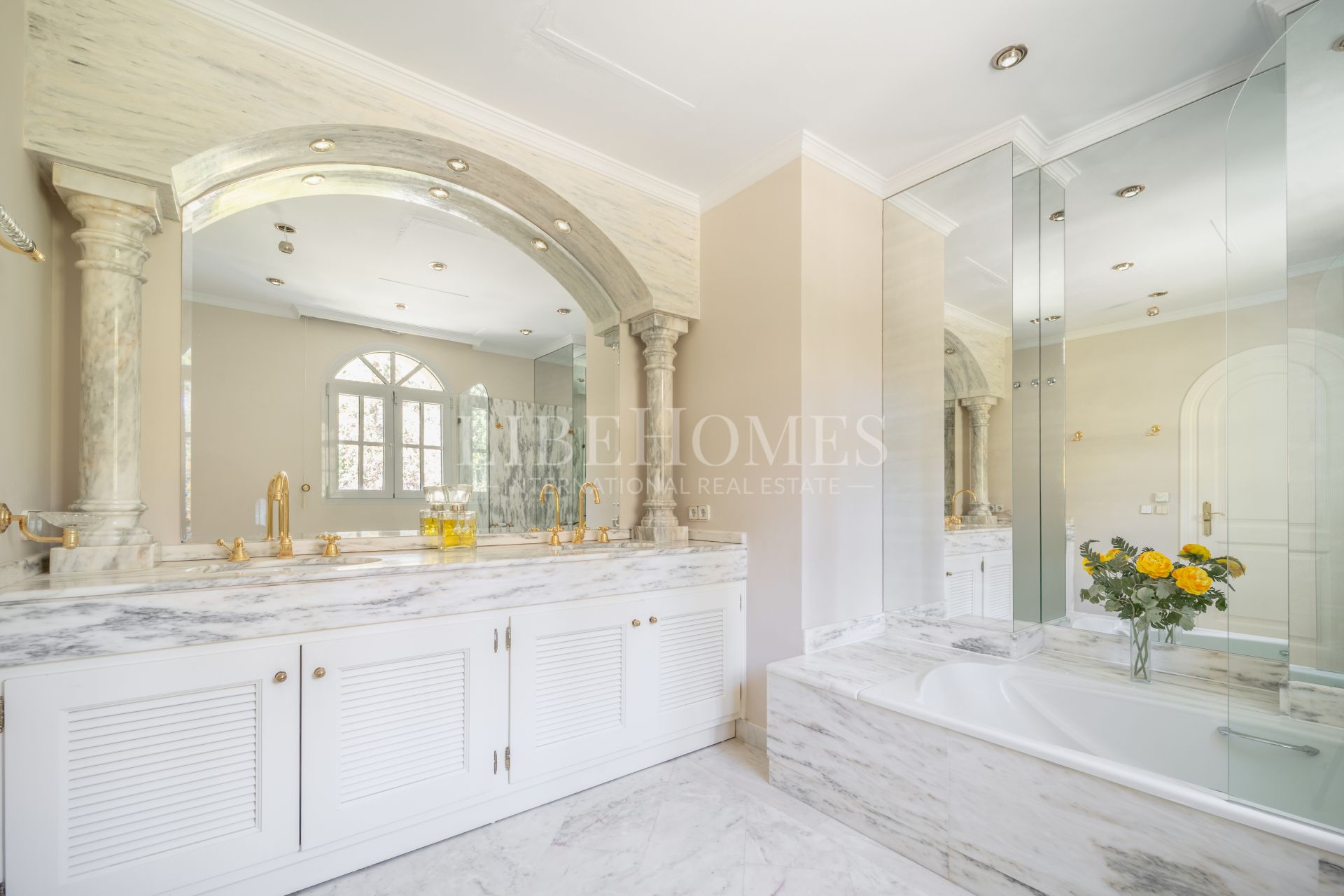 Luxury residence with 3 villas and sea views on Marbella Golden Mile