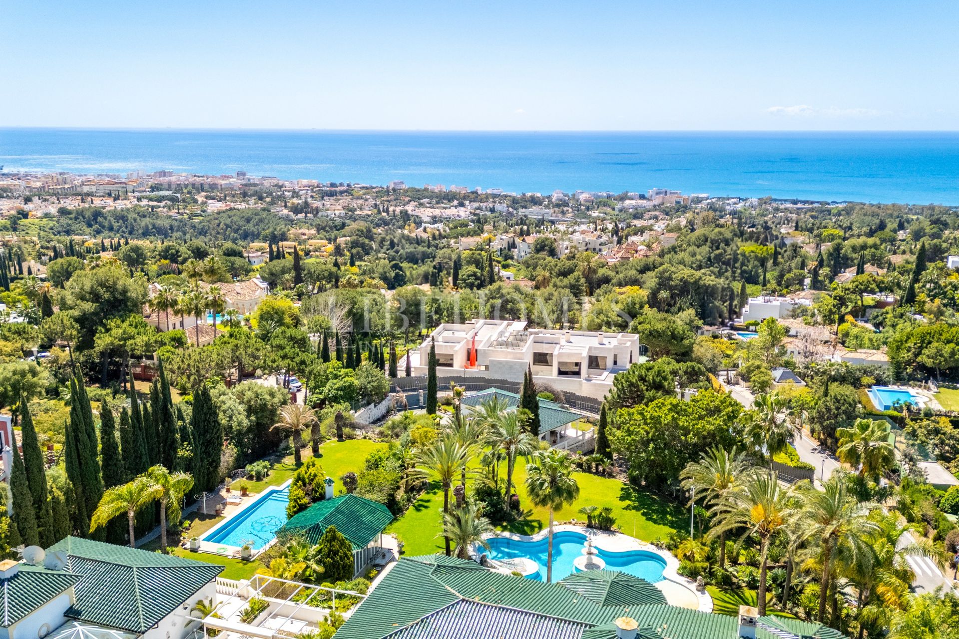 Luxury residence with 3 villas and sea views on Marbella Golden Mile