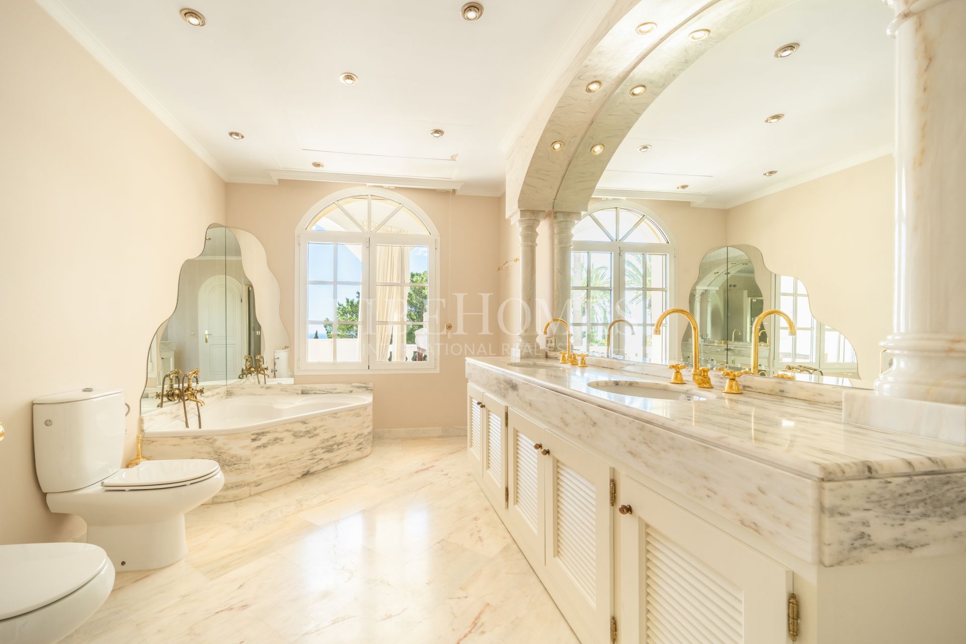 Luxury residence with 3 villas and sea views on Marbella Golden Mile