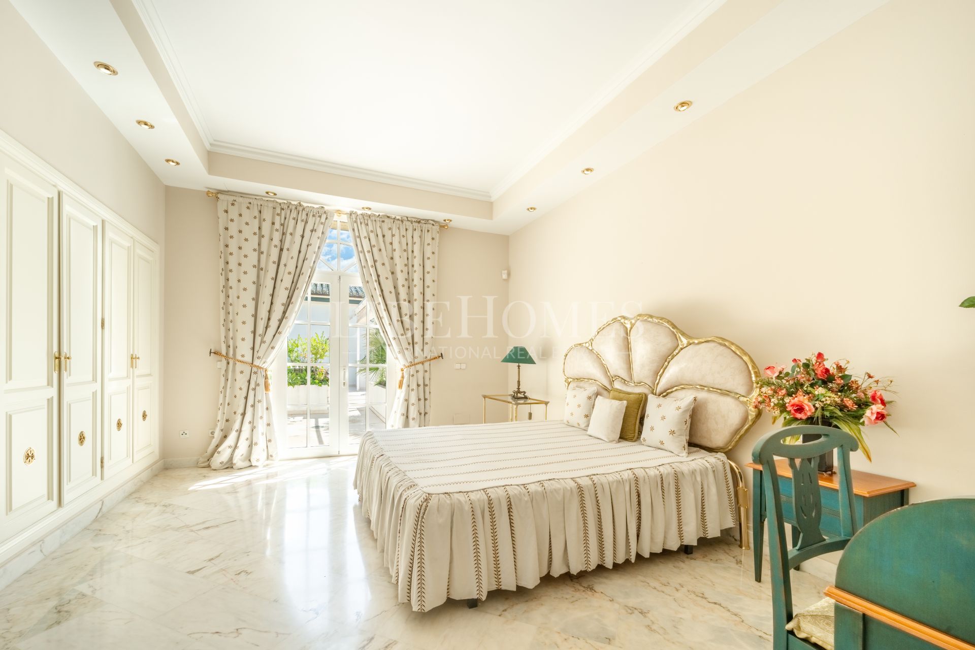 Luxury residence with 3 villas and sea views on Marbella Golden Mile