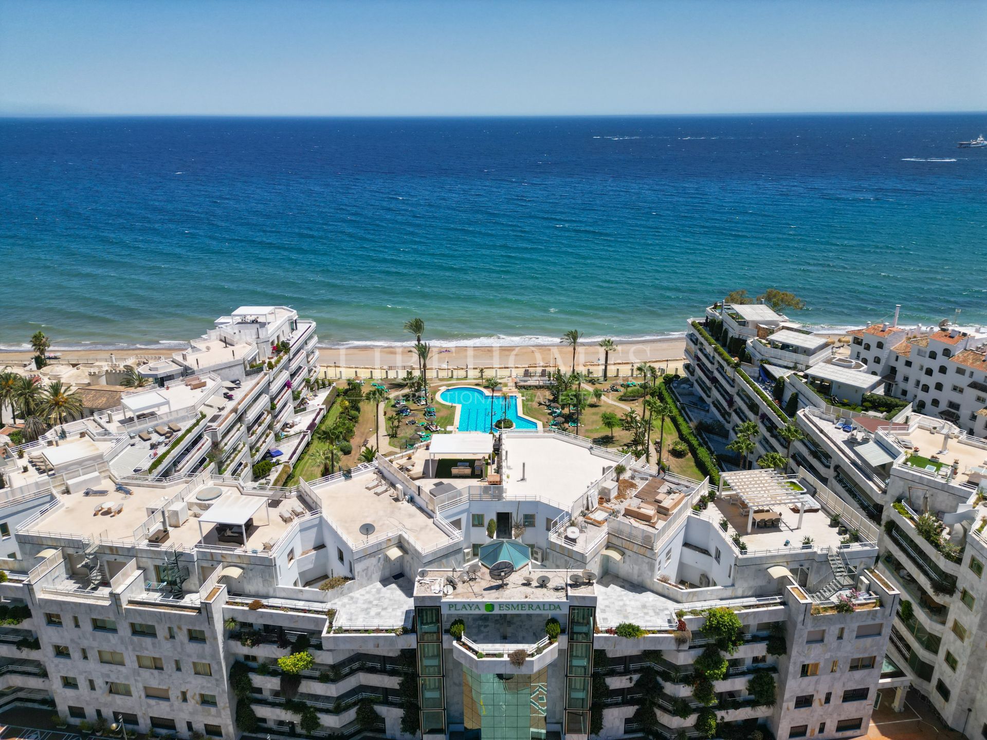 Stunning beachfront apartment in Marbella Golden Mile