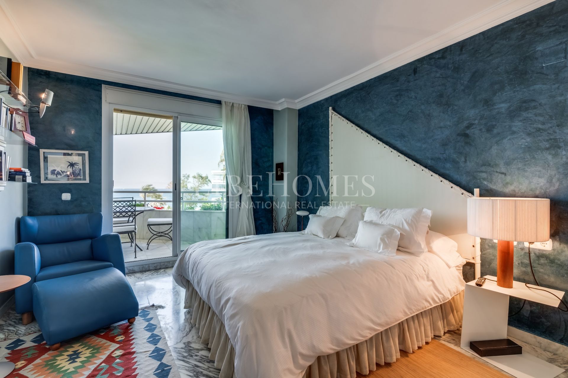 Stunning beachfront apartment in Marbella Golden Mile