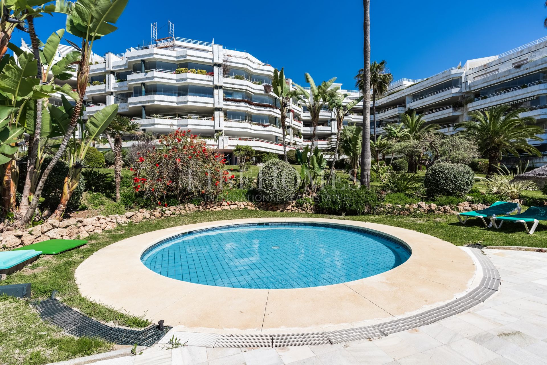 Stunning beachfront apartment in Marbella Golden Mile
