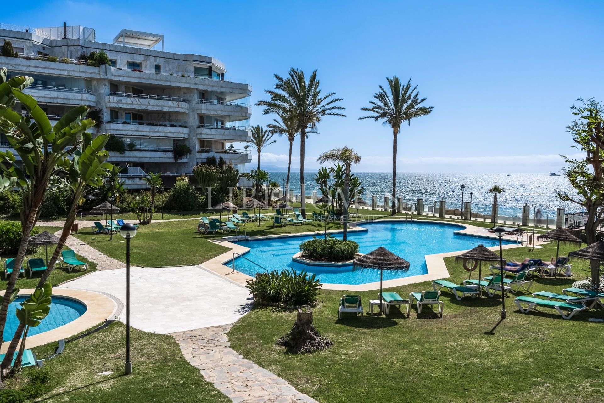 Stunning beachfront apartment in Marbella Golden Mile